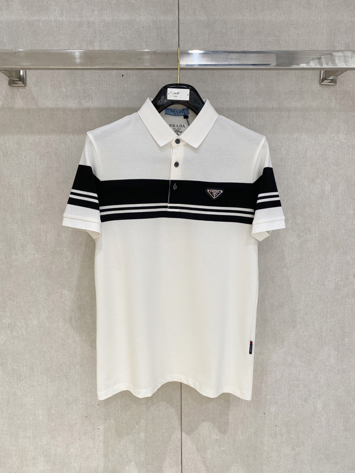 NO:448955,Prada 2025ss summer new letter logo men's lapel Polo shirt!  Classic business men's style, high-end men's style at the ceiling level of business men's style!  Simple, fashionable and elegant, single-wearing inner wear is decent, quality control/detail control takes away, low-key, luxurious and connotative!  Customer-supplied fixed mesh flooring cotton cloth is carefully made, the surface of the fabric is evenly arranged and neatly arranged, with excellent breathability and heat dissipation and sweat resistance, and the comfort level of the upper body is completely better than that of ordinary single-sided sweat cloth tissue!  The classic brand LOGO logo on the chest is created with top-level craftsmanship. The LOGO has three-dimensional, clear and full texture, and is an extraordinary product in the classic field whether it is inner wear or single wear!  The exquisite cutting process, the processing of every detail is very standard and delicate, and it is comparable to that of ordinary LOW products on the market. Men must enter the basic versatile Polo shirts!  Multi-color Size M-4xl, prada, alexander wang19860909普拉达 2025ss夏季新款字母logo男士翻领Polo衫！经典商务男款,高端男装的天花板级别的商务男款！简约时尚大气不失优雅,单穿内搭体面过人,品质控/细节控的闭眼带走,低调又奢华有内涵！ 客供定织网眼珠地棉布精心制成,面料表面排列均匀整齐的网眼纹理,透气性和散热排汗性极佳,上身舒适程度完全优于普通单面汗布组织！胸前经典的品牌LOGO标识,采用顶级工艺打造,LOGO立体清晰饱满,质感非凡的特质,无论是内搭还是单穿都是一款经典领域的产品！精妙绝伦的裁剪工艺,每一个细节处理的非常标准细腻,非市面一般LOW货可以媲美的,男士必入基础百搭款Polo衫推荐！ 颜色多颜色 尺码M-4xl,,prada,alexander wang,Men's clothing