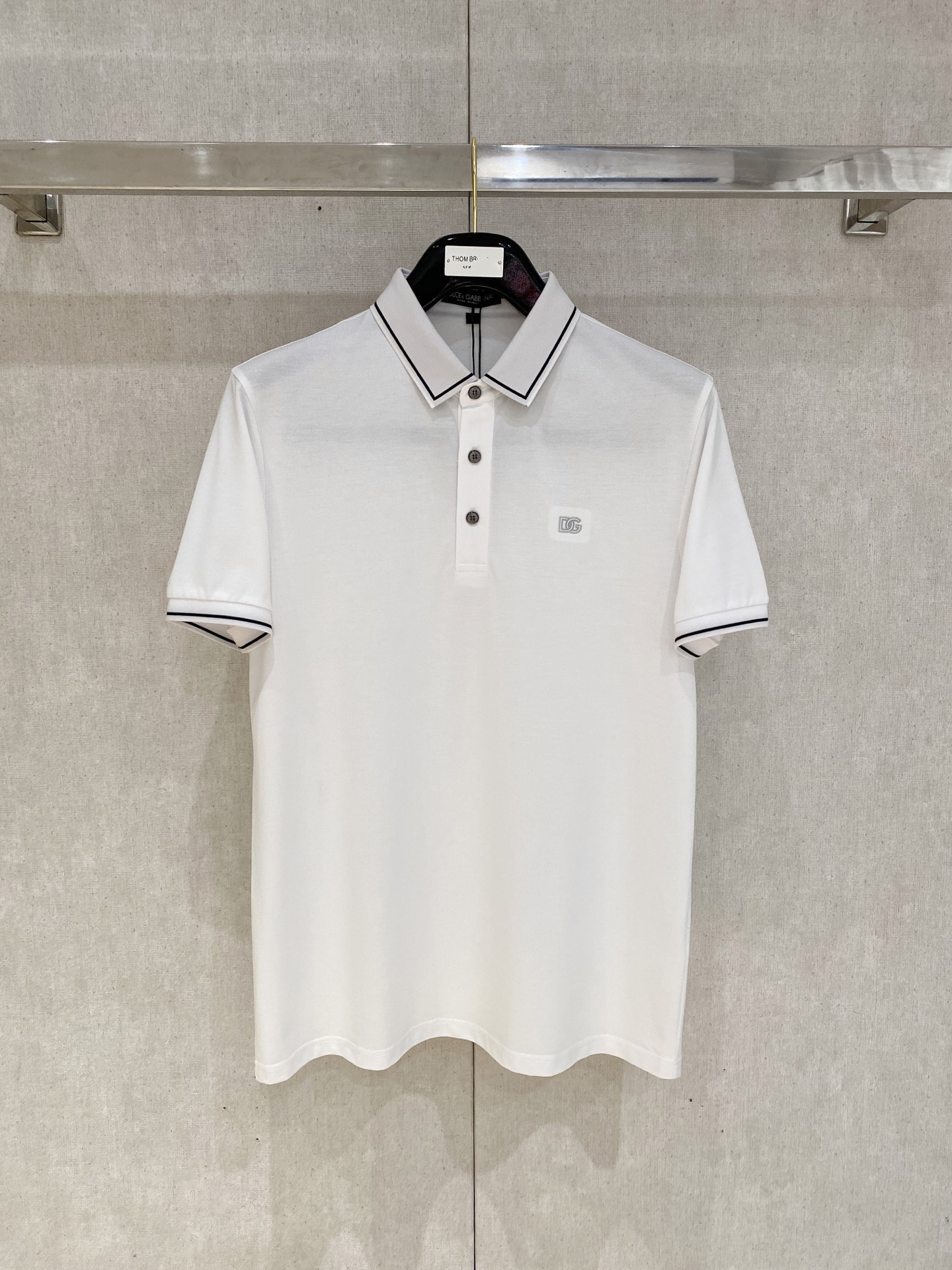 NO:448961,Dolce & Gabbana DG 2025ss summer new letter logo men's lapel Polo shirt!  Classic business men's style, high-end men's style at the ceiling level of business men's style!  Simple, fashionable and elegant, single-wearing inner wear is decent, quality control/detail control takes away, low-key, luxurious and connotative!  Customer-supplied fixed mesh flooring cotton cloth is carefully made, the surface of the fabric is evenly arranged and neatly arranged, with excellent breathability and heat dissipation and sweat resistance, and the comfort level of the upper body is completely better than that of ordinary single-sided sweat cloth tissue!  The classic brand LOGO logo on the chest is created with top-level craftsmanship. The LOGO has three-dimensional, clear and full texture, and is an extraordinary product in the classic field whether it is inner wear or single wear!  The exquisite cutting process, the processing of every detail is very standard and delicate, and it is comparable to that of ordinary LOW products on the market. Men must enter the basic versatile Polo shirts!  Multi-color Size M-4xl, Dolce & Gabbana, alexander wang19860909杜嘉班纳 DG 2025ss夏季新款字母logo男士翻领Polo衫！经典商务男款,高端男装的天花板级别的商务男款！简约时尚大气不失优雅,单穿内搭体面过人,品质控/细节控的闭眼带走,低调又奢华有内涵！ 客供定织网眼珠地棉布精心制成,面料表面排列均匀整齐的网眼纹理,透气性和散热排汗性极佳,上身舒适程度完全优于普通单面汗布组织！胸前经典的品牌LOGO标识,采用顶级工艺打造,LOGO立体清晰饱满,质感非凡的特质,无论是内搭还是单穿都是一款经典领域的产品！精妙绝伦的裁剪工艺,每一个细节处理的非常标准细腻,非市面一般LOW货可以媲美的,男士必入基础百搭款Polo衫推荐！ 颜色多颜色 尺码M-4xl,,Dolce&Gabbana,alexander wang,Men's clothing