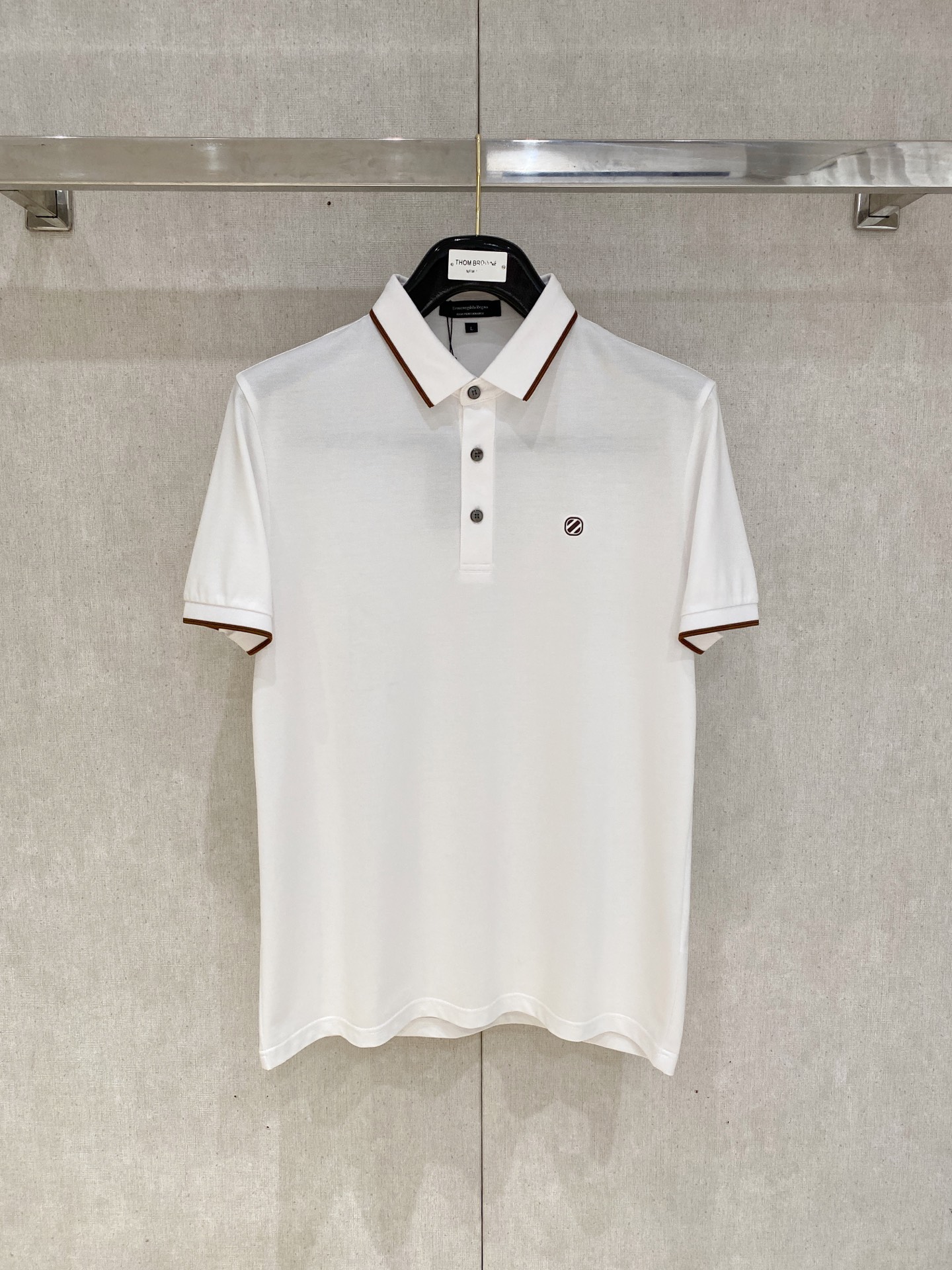 NO:448967,Zenia 2025ss summer new letter logo men's lapel Polo shirt!  Classic business men's style, high-end men's style at the ceiling level of business men's style!  Simple, fashionable and elegant, single-wearing inner wear is decent, quality control/detail control takes away, low-key, luxurious and connotative!  Customer-supplied fixed mesh flooring cotton cloth is carefully made, the surface of the fabric is evenly arranged and neatly arranged, with excellent breathability and heat dissipation and sweat resistance, and the comfort level of the upper body is completely better than that of ordinary single-sided sweat cloth tissue!  The classic brand LOGO logo on the chest is created with top-level craftsmanship. The LOGO has three-dimensional, clear and full texture, and is an extraordinary product in the classic field whether it is inner wear or single wear!  The exquisite cutting process, the processing of every detail is very standard and delicate, and it is comparable to that of ordinary LOW products on the market. Men must enter the basic versatile Polo shirts!  Multi-color Size M-4xl, zegna,alexander wang19860909杰尼亚 2025ss夏季新款字母logo男士翻领Polo衫！经典商务男款,高端男装的天花板级别的商务男款！简约时尚大气不失优雅,单穿内搭体面过人,品质控/细节控的闭眼带走,低调又奢华有内涵！ 客供定织网眼珠地棉布精心制成,面料表面排列均匀整齐的网眼纹理,透气性和散热排汗性极佳,上身舒适程度完全优于普通单面汗布组织！胸前经典的品牌LOGO标识,采用顶级工艺打造,LOGO立体清晰饱满,质感非凡的特质,无论是内搭还是单穿都是一款经典领域的产品！精妙绝伦的裁剪工艺,每一个细节处理的非常标准细腻,非市面一般LOW货可以媲美的,男士必入基础百搭款Polo衫推荐！ 颜色多颜色 尺码M-4xl,,zegna,alexander wang,Men's clothing