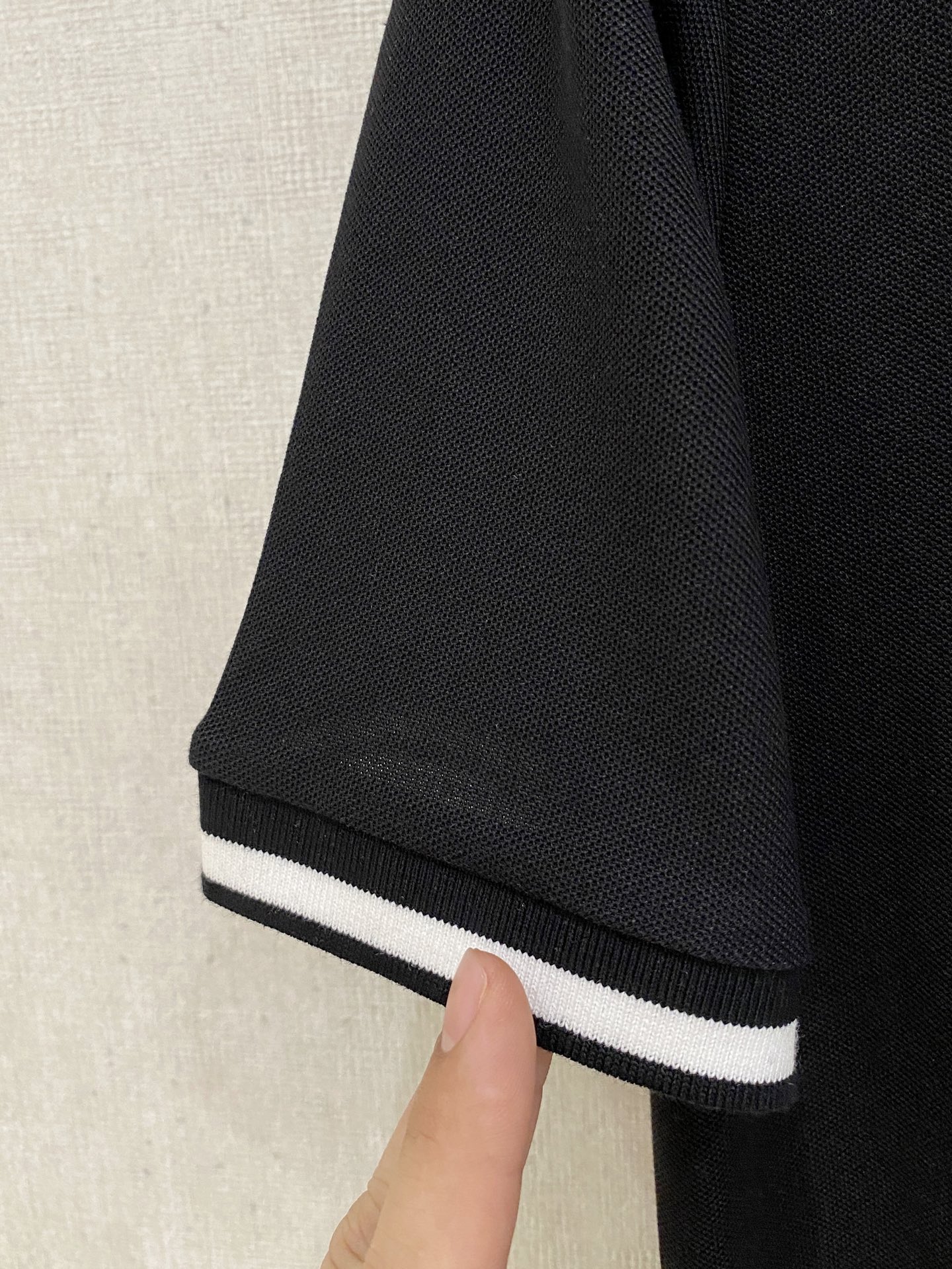  罗意威 𝟏𝟎𝟎%新疆长绒棉 面料柔软舒适透气
2025 夏季 限量款短袖Polo系列
𝗦𝗜𝗭𝗘：𝗠-4