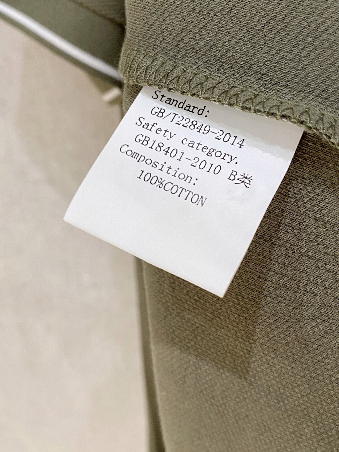  范思哲 𝟏𝟎𝟎%新疆长绒棉 面料柔软舒适透气
2025 夏季 限量款短袖Polo系列
𝗦𝗜𝗭𝗘：𝗠-3