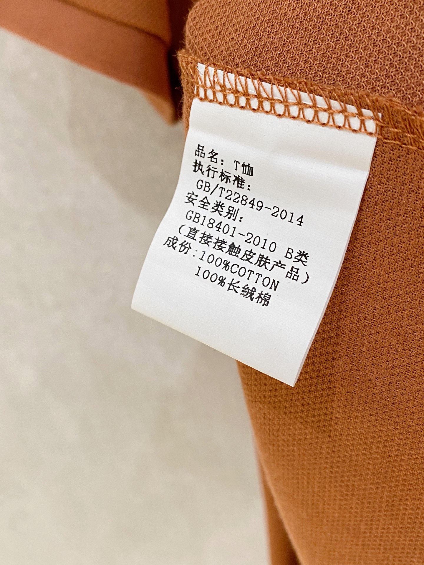  巴宝莉 𝟏𝟎𝟎%新疆长绒棉 面料柔软舒适透气
2025 夏季 限量款短袖Polo系列
𝗦𝗜𝗭𝗘：𝗠-3