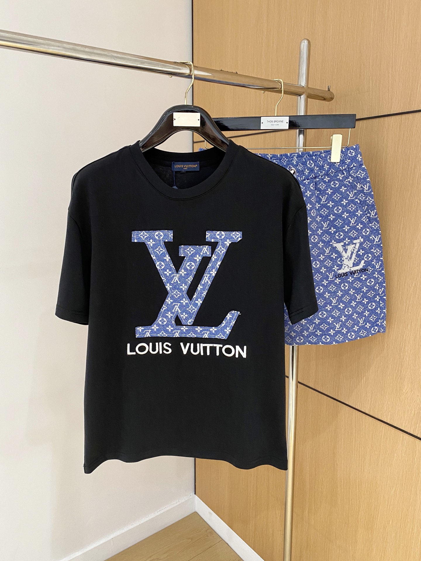 NO:474654,LV 25 Spring and Summer New Products This set uses original counter fabric to present a sporty design style. The cut is thick and the shape is revealed. The details define the design tone. The chest embroidered logo makes the brand style come to mind. Color: Black Size: M-XXXL,,louis vuitton,alexander wang19860909LV 25春夏新品这款套装采用专柜原版面料 呈现运动设计风格.裁剪厚实显廓形.细节定义设计基调.胸口刺绣徽标令品牌格调跃然眼前. 颜色: 黑色 尺码: M-XXXL,,louis vuitton,alexander wang,Men's clothing