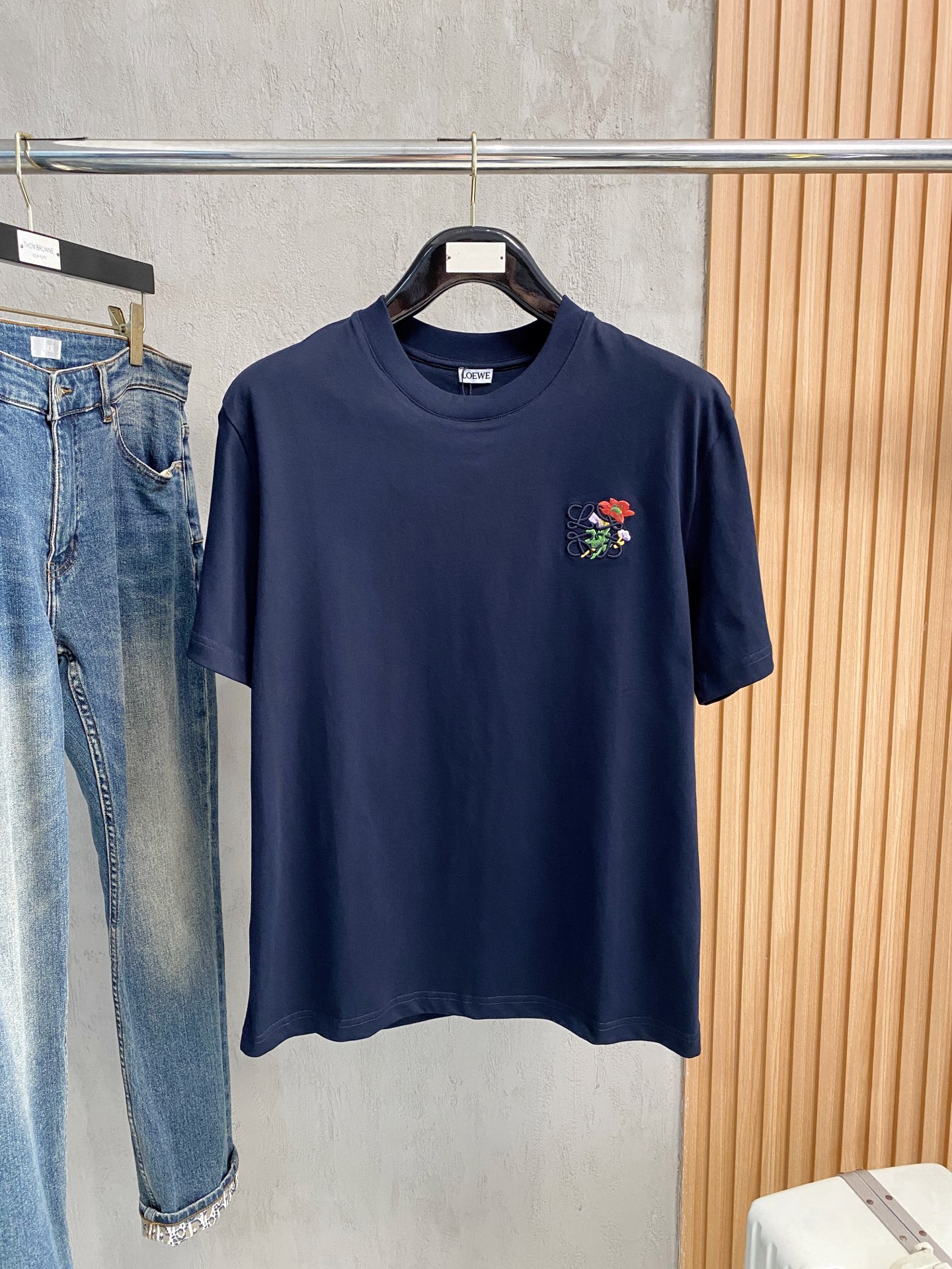 NO:451955,Luo Yiwei's new spring and summer 2025 short-sleeved T-shirt for men and women, the latest model is exclusively available on the entire network!  !  ~ It is classic and fashionable and versatile, who doesn’t like it? It will show the classic again. It is very pleasing to the eye and comes with a low luxury halo and recognition!  The traditional brand concept and modern advanced technology are perfectly combined. Coupled with the extremely modern and simple design, the exclusive logo pattern towel embroidery design!  Customized 100% imported pure cotton fabric!  The texture of this model is quite touching, the specifications and grades are known with tentacles. The degree of delicateness and breathability are top-notch!  Size M-3XL, loewe, T-shirt,tees, t-shirt,alexander wang19860909罗意威2025春夏新款男女同款短袖T恤,最新款全网独家首上！！~既经典有时尚百搭,谁不爱啊,将经典再次展现,非常的耐看,自带低奢光环与辨识度！传统的品牌理念和现代化的先进技术进行了完美结合.加上极其现代摩登风范的简约设计,专属logo图案毛巾绣设计！定制百分百进口纯棉面料！此款的质感相当感人 触手便知规格档次 细腻程度与透气效果堪称顶级！尺码M-3XL,,loewe,T-shirt,tees，t-shirt,alexander wang,Men's clothing