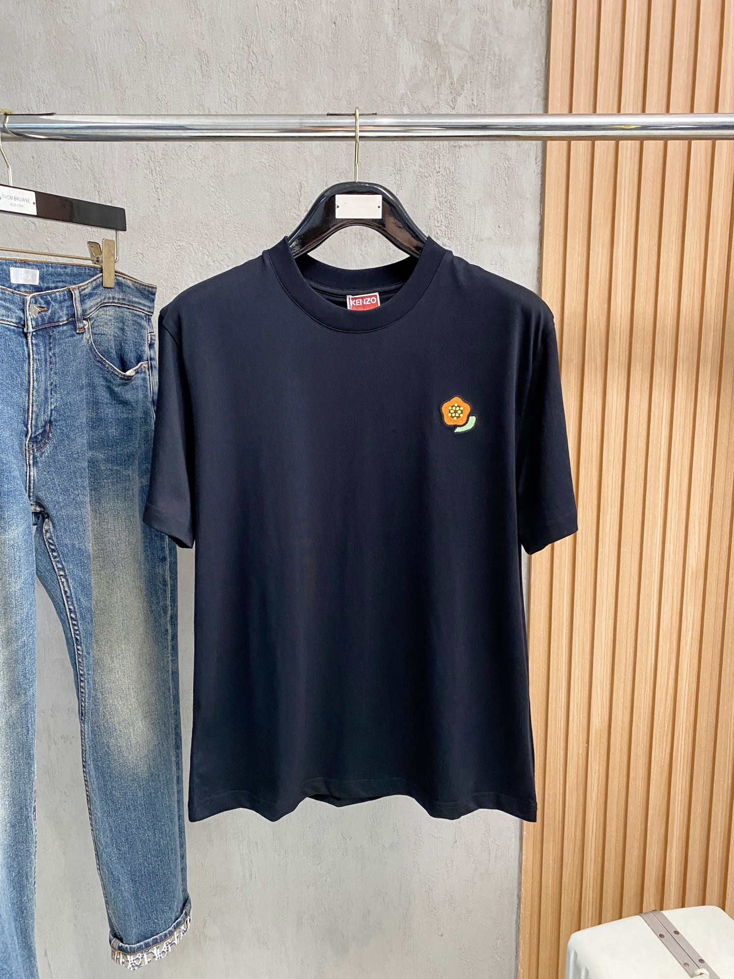 NO:451950,kenzo 2025 spring and summer new short-sleeved T-shirt for men and women, the latest model is exclusively available on the entire network!  !  ~ It is classic and fashionable and versatile, who doesn’t like it? It will show the classic again. It is very pleasing to the eye and comes with a low luxury halo and recognition!  The traditional brand concept and modern advanced technology are perfectly combined. Coupled with the extremely modern and simple design, the exclusive logo pattern towel embroidery design!  Customized 100% imported pure cotton fabric!  The texture of this model is quite touching, the specifications and grades are known with tentacles. The degree of delicateness and breathability are top-notch!  Size M-3XL, T-shirt,tees,t-shirt,alexander wang19860909kenzo2025春夏新款男女同款短袖T恤,最新款全网独家首上！！~既经典有时尚百搭,谁不爱啊,将经典再次展现,非常的耐看,自带低奢光环与辨识度！传统的品牌理念和现代化的先进技术进行了完美结合.加上极其现代摩登风范的简约设计,专属logo图案毛巾绣设计！定制百分百进口纯棉面料！此款的质感相当感人 触手便知规格档次 细腻程度与透气效果堪称顶级！尺码M-3XL,,T-shirt,tees，t-shirt,alexander wang,Men's clothing