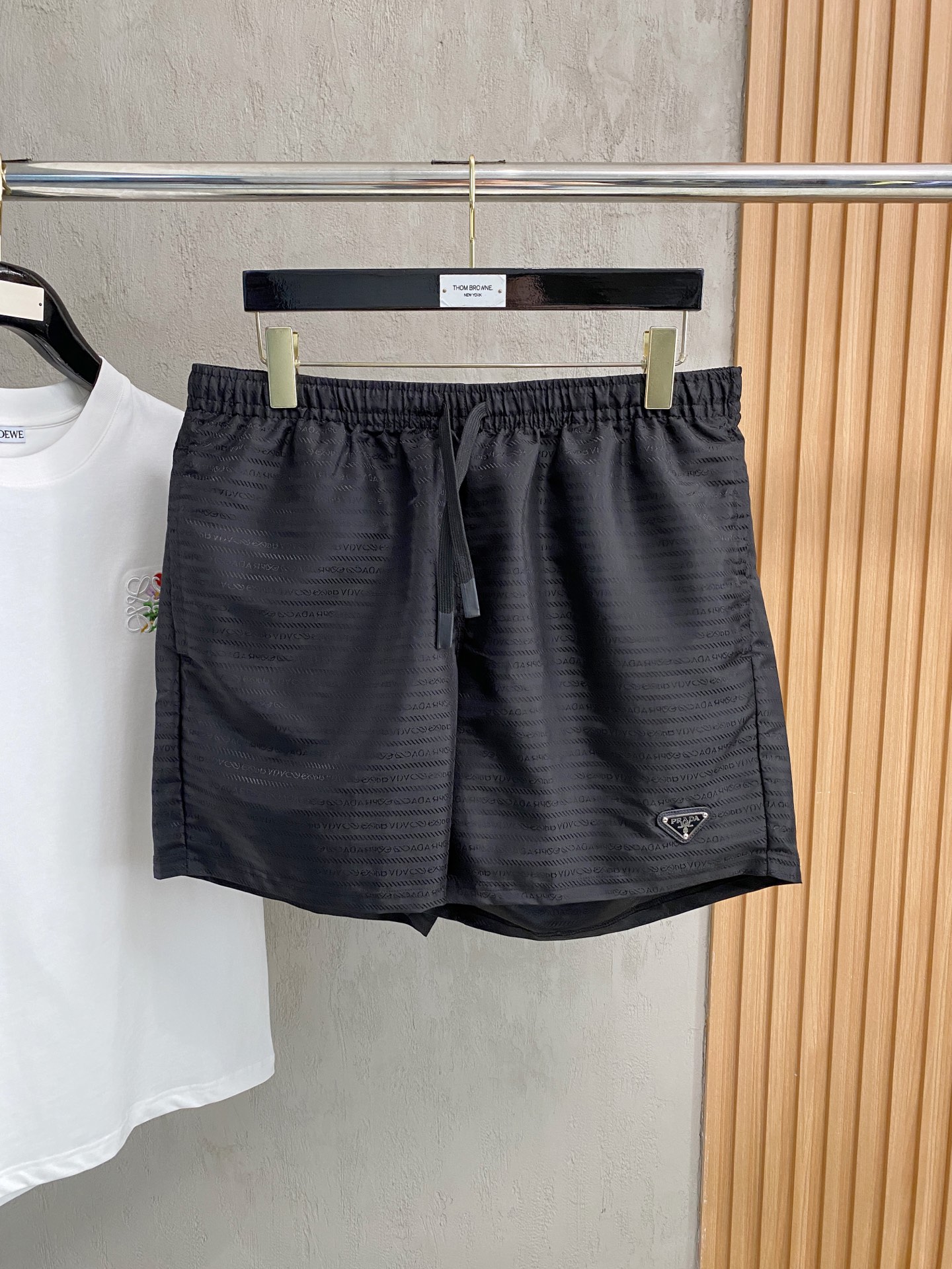 NO:451961,Prada's new spring and summer 2025 casual shorts!  The official website is released simultaneously. Customized brand classic logo, customized fabric, excellent comfort, strong hand touch. Extremely recognizable, perfect quality craftsmanship. Size S-Xl, prada, shorts, alexander wang19860909普拉达2025春夏新款休闲短裤！官网同步发售.定制品牌经典LOGO,定制面料,舒适度极好,手触感强烈.辨识度极高,完美品相工艺. 尺码S-Xl,,prada,shorts,alexander wang,Men's clothing