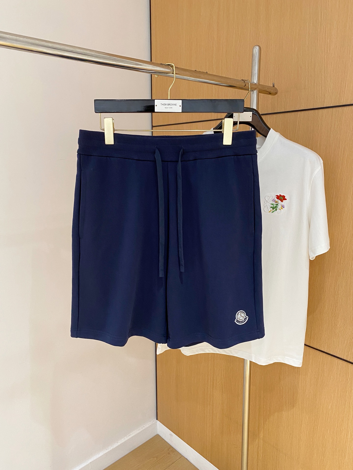 P蒙口2025春夏新款休闲短裤！官网同步发售。定制品牌经典LOGO，定制面料，舒适度极好，手触感强烈。辨