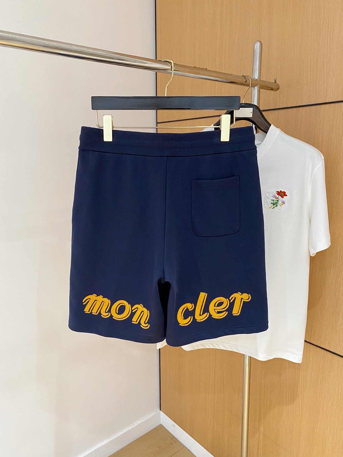 P蒙口2025春夏新款休闲短裤！官网同步发售。定制品牌经典LOGO，定制面料，舒适度极好，手触感强烈。辨