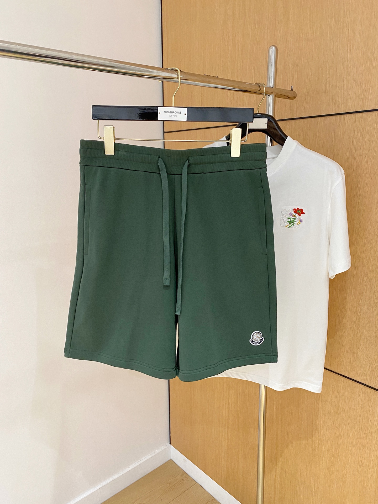 P蒙口2025春夏新款休闲短裤！官网同步发售。定制品牌经典LOGO，定制面料，舒适度极好，手触感强烈。辨