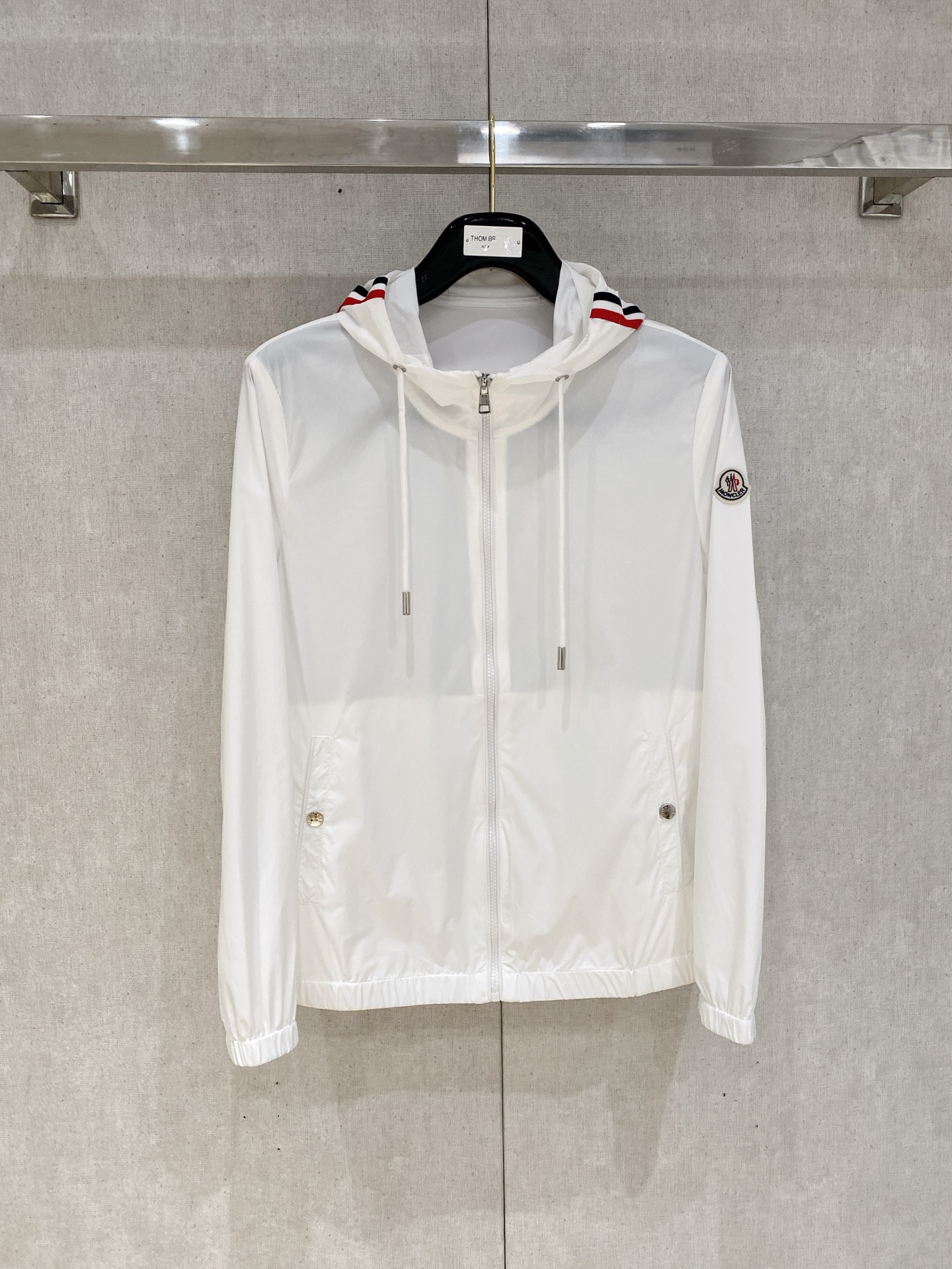 NO:527158,The new spring and summer 2025 new men's sun protection suit thin jacket, unique customized sun protection technology fabric, combined with a cool coating, body feels cool and not stuffy, and quickly dry after sweating, suitable for outdoor activities in summer. Lightweight and breathable, high comfort, ultra-light and portable, foldable into the size of a palm, stored in your own pocket, carrying it without burden. It copes with light rain or humid environments at the beach, and has basic windproof performance, suitable for outdoor changing weather. Zippered pockets are convenient to store small objects; the cuffs are tightly adjusted, and the hem drawstring enhances fit, preventing the jacket from shifting during movement. It is both fashionable and practical, simple and versatile, and has neat tailoring. It provides solid color, gradient color or contrasting color design to meet the needs of daily commuting, sports and leisure and other scene matching needs. The same style for men and women, neutral style design, suitable for different body shapes, and provides multiple size choices to improve wear inclusiveness.  The sunscreen jacket not only has professional sun protection functions, but also has become a must-have item for summer outdoor protection and fashionable outfits through lightweight materials, humanized details and trendy design. Code number M-XXXL (48-56), Moncler, jackets & coats, alexander wang19860909蒙口 2025春夏新款男士防晒服轻薄外套,独特订制防晒科技面料,结合凉感涂层体感清凉不闷热,出汗后速干,适合夏季户外活动. 轻量透气,舒适度高,超轻便携,可折叠成巴掌大小,收纳进自带口袋,随身携带无负担.应对小雨或海边潮湿环境,同时具备基础防风性能,适合户外多变天气. 拉链口袋方便存放小物；袖口松紧调节、下摆抽绳增强贴合性,防止活动时外套移位. 时尚与实用兼备,简约百搭,剪裁利落,提供纯色、渐变色或撞色设计,满足日常通勤、运动休闲等场景搭配需求. 男女同款,中性版型设计,适配不同体型,提供多尺码选择,提升穿着包容性. 防晒外套不仅具备专业防晒功能,更通过轻量化材质、人性化细节和潮流设计,成为夏季户外防护与时尚穿搭的必备单品. 码数M-XXXL(48-56),,Moncler,jackets & coats,alexander wang,Men's clothing