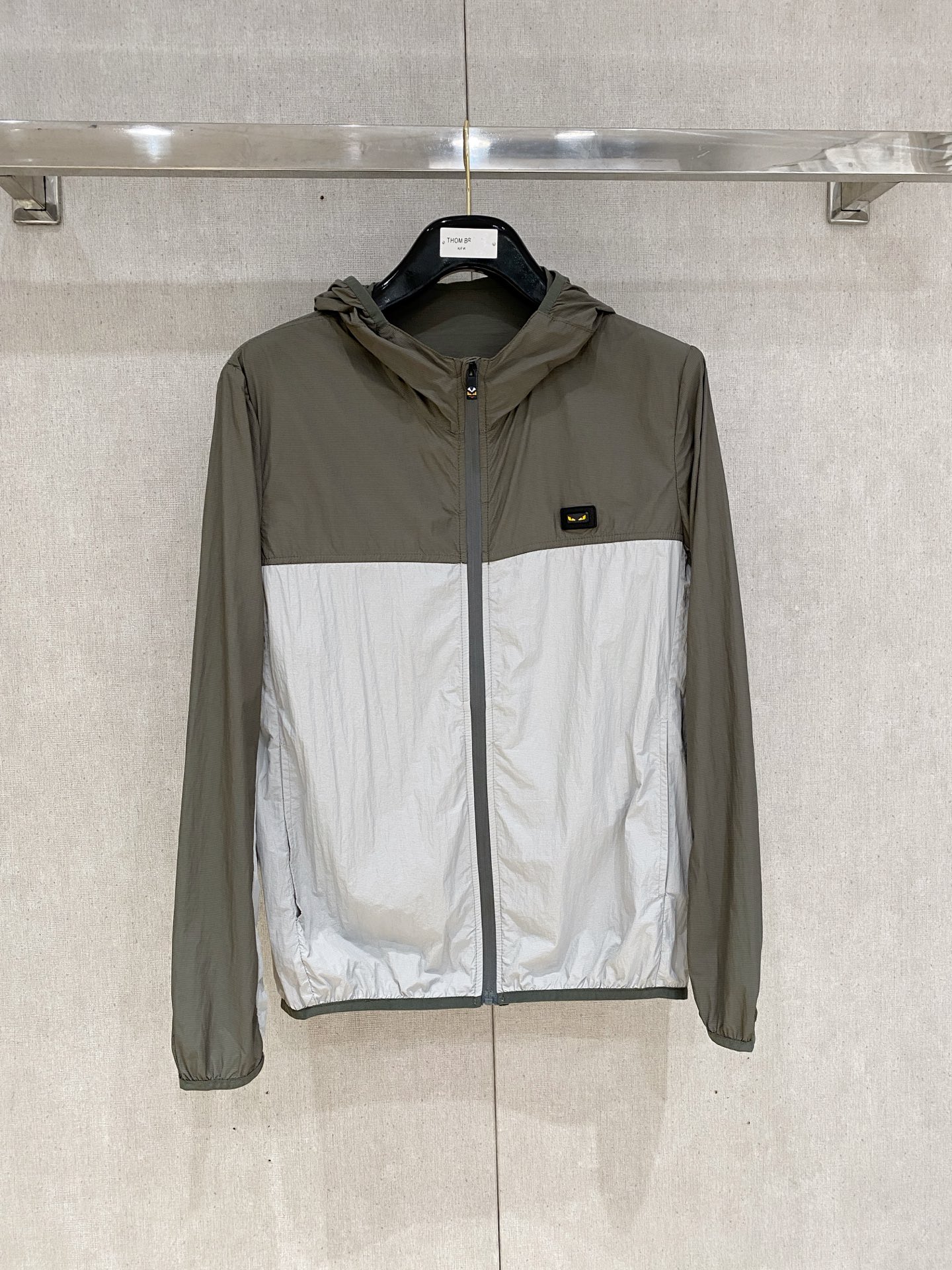 NO:466421,Fendi's new spring and summer men's sun protection suit thin jacket, unique customized sun protection technology fabric, combined with a cool coating, body feels cool and not stuffy, and quickly dry after sweating, suitable for outdoor activities in summer. Lightweight and breathable, high comfort, ultra-light and portable, foldable to the size of a palm, stored in your own pocket, carrying it without burden. It copes with light rain or humid environments at the beach, and has basic windproof performance, suitable for outdoor changing weather. Zippered pockets are convenient to store small objects; the cuffs are tightly adjusted, and the hem drawstring enhances fit, preventing the jacket from shifting during movement. It is both fashionable and practical, simple and versatile, and neatly tailored, providing solid color, gradient color or contrasting color design to meet the needs of daily commuting, sports and leisure and other scene matching needs. The same style for men and women, neutral style design, suitable for different body shapes, and provides multiple size choices to improve wear inclusiveness.  The sunscreen jacket not only has professional sun protection functions, but also has become a must-have item for summer outdoor protection and fashionable outfits through lightweight materials, humanized details and trendy design. Code number M-XXXL (48-56), fendi, jackets & coats, alexander wang19860909芬迪 春夏新款男士防晒服轻薄外套,独特订制防晒科技面料,结合凉感涂层体感清凉不闷热,出汗后速干,适合夏季户外活动. 轻量透气,舒适度高,超轻便携,可折叠成巴掌大小,收纳进自带口袋,随身携带无负担.应对小雨或海边潮湿环境,同时具备基础防风性能,适合户外多变天气. 拉链口袋方便存放小物；袖口松紧调节、下摆抽绳增强贴合性,防止活动时外套移位. 时尚与实用兼备,简约百搭,剪裁利落,提供纯色、渐变色或撞色设计,满足日常通勤、运动休闲等场景搭配需求. 男女同款,中性版型设计,适配不同体型,提供多尺码选择,提升穿着包容性. 防晒外套不仅具备专业防晒功能,更通过轻量化材质、人性化细节和潮流设计,成为夏季户外防护与时尚穿搭的必备单品. 码数M-XXXL(48-56),,fendi,jackets & coats,alexander wang,Men's clothing