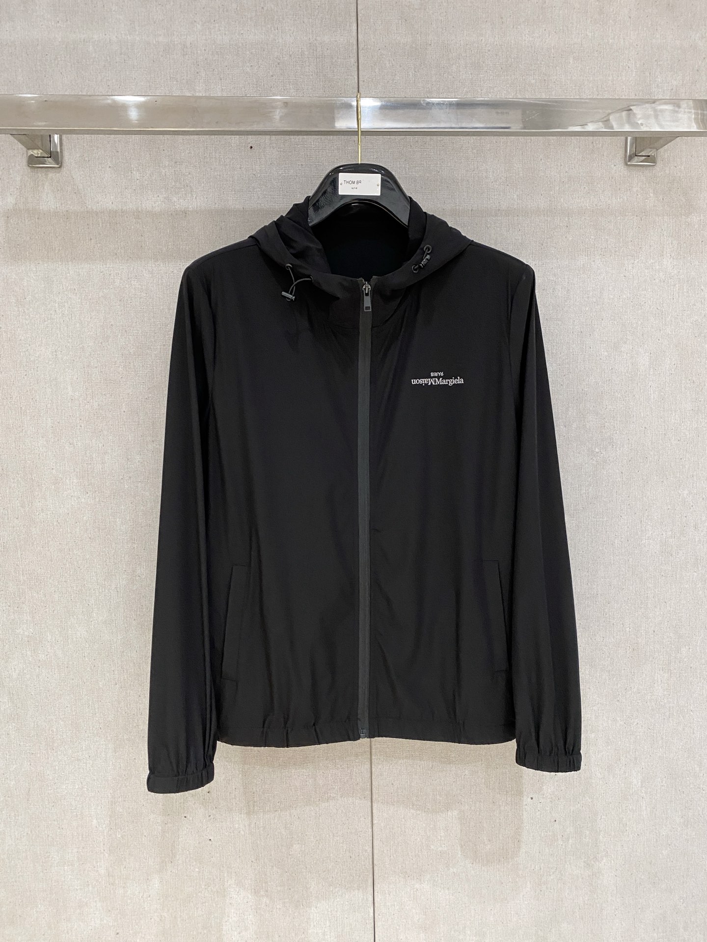 NO:466431,Majila's new spring and summer men's sun protection suit thin jacket, unique customized sun protection technology fabric, combined with a cool coating, body feels cool and not stuffy, and quickly dry after sweating, suitable for outdoor activities in summer. Lightweight and breathable, high comfort, ultra-light and portable, foldable into the size of a palm, stored in your own pocket, carrying it without burden. It copes with light rain or humid environments at the beach, and has basic windproof performance, suitable for outdoor changing weather. Zippered pockets are convenient to store small objects; the cuffs are tightly adjusted, and the hem drawstring enhances fit, preventing the jacket from shifting during movement. It is both fashionable and practical, simple and versatile, and has neat tailoring. It provides solid color, gradient color or contrasting color design to meet the needs of daily commuting, sports and leisure and other scene matching needs. The same style for men and women, neutral style design, suitable for different body shapes, and provides multiple size choices to improve wear inclusiveness.  The sunscreen jacket not only has professional sun protection functions, but also has become a must-have item for summer outdoor protection and fashionable outfits through lightweight materials, humanized details and trendy design. The number of codes M-XXXL (48-56), masion margiela, jackets & coats, alexander wang19860909马吉拉 春夏新款男士防晒服轻薄外套,独特订制防晒科技面料,结合凉感涂层体感清凉不闷热,出汗后速干,适合夏季户外活动. 轻量透气,舒适度高,超轻便携,可折叠成巴掌大小,收纳进自带口袋,随身携带无负担.应对小雨或海边潮湿环境,同时具备基础防风性能,适合户外多变天气. 拉链口袋方便存放小物；袖口松紧调节、下摆抽绳增强贴合性,防止活动时外套移位. 时尚与实用兼备,简约百搭,剪裁利落,提供纯色、渐变色或撞色设计,满足日常通勤、运动休闲等场景搭配需求. 男女同款,中性版型设计,适配不同体型,提供多尺码选择,提升穿着包容性. 防晒外套不仅具备专业防晒功能,更通过轻量化材质、人性化细节和潮流设计,成为夏季户外防护与时尚穿搭的必备单品. 码数M-XXXL(48-56),,masion margiela,jackets & coats,alexander wang,Men's clothing