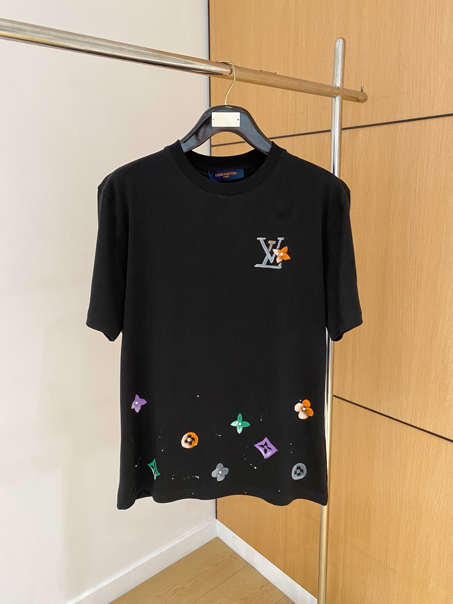  Lv* 2025春夏新款首发专柜最新款短袖圆领T恤 高端订制 设计前卫时尚！品牌logo重工艺设计 高