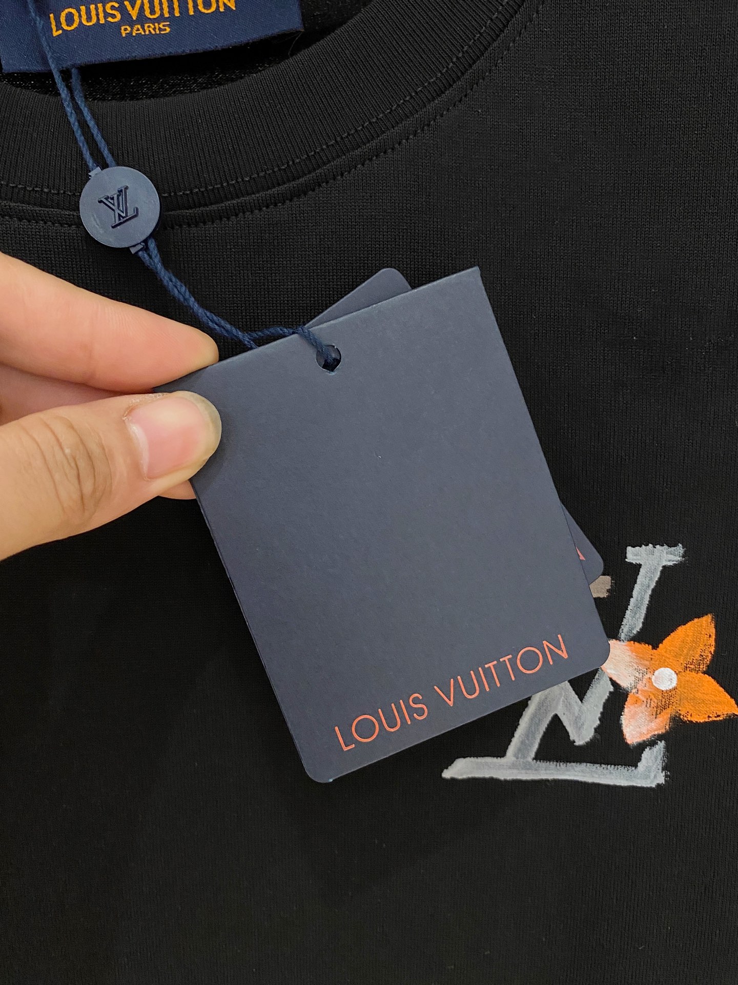  Lv* 2025春夏新款首发专柜最新款短袖圆领T恤 高端订制 设计前卫时尚！品牌logo重工艺设计 高