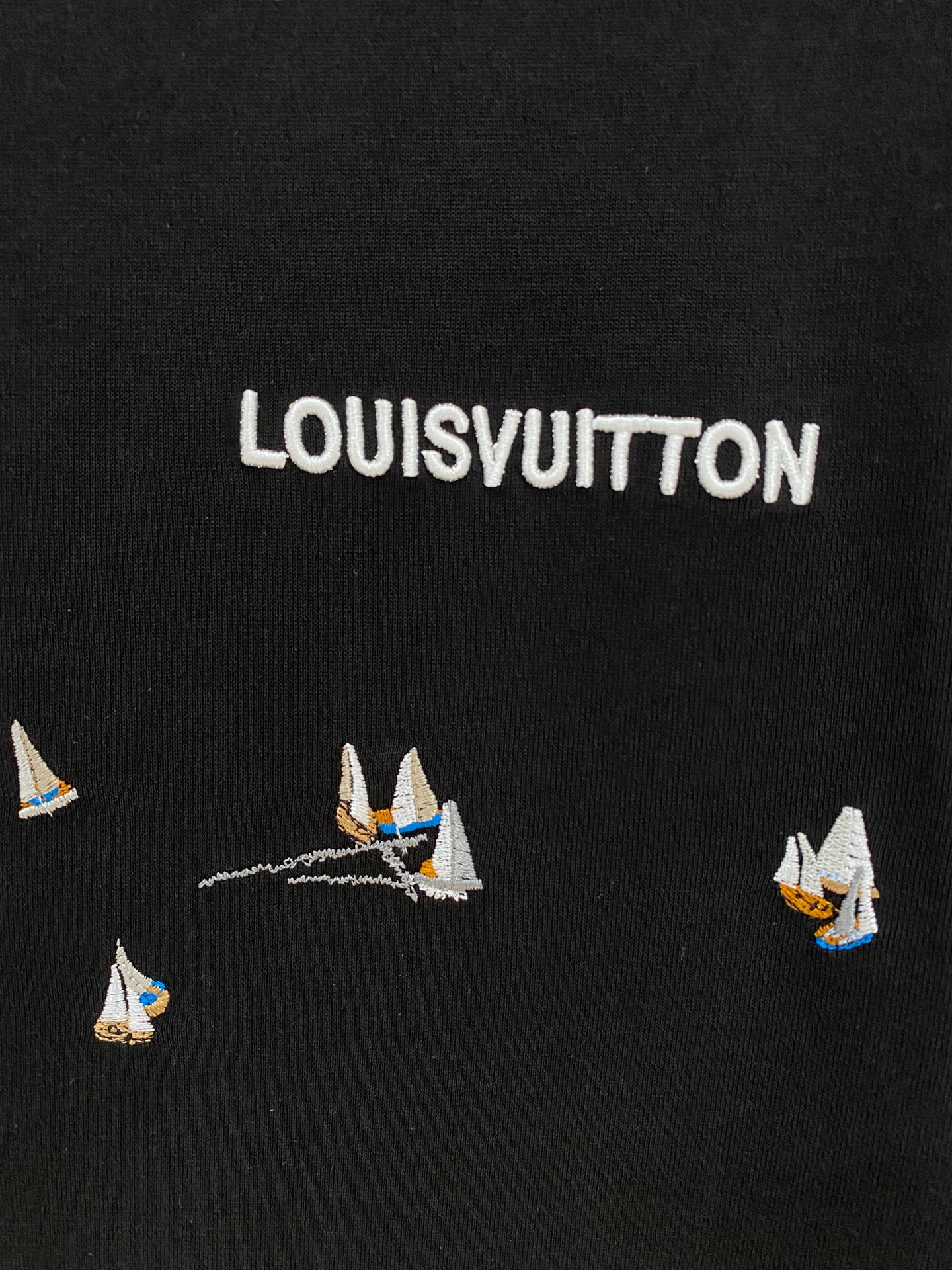  Lv* 2025春夏新款首发专柜最新款短袖圆领T恤 高端订制 设计前卫时尚！品牌logo重工艺设计 高