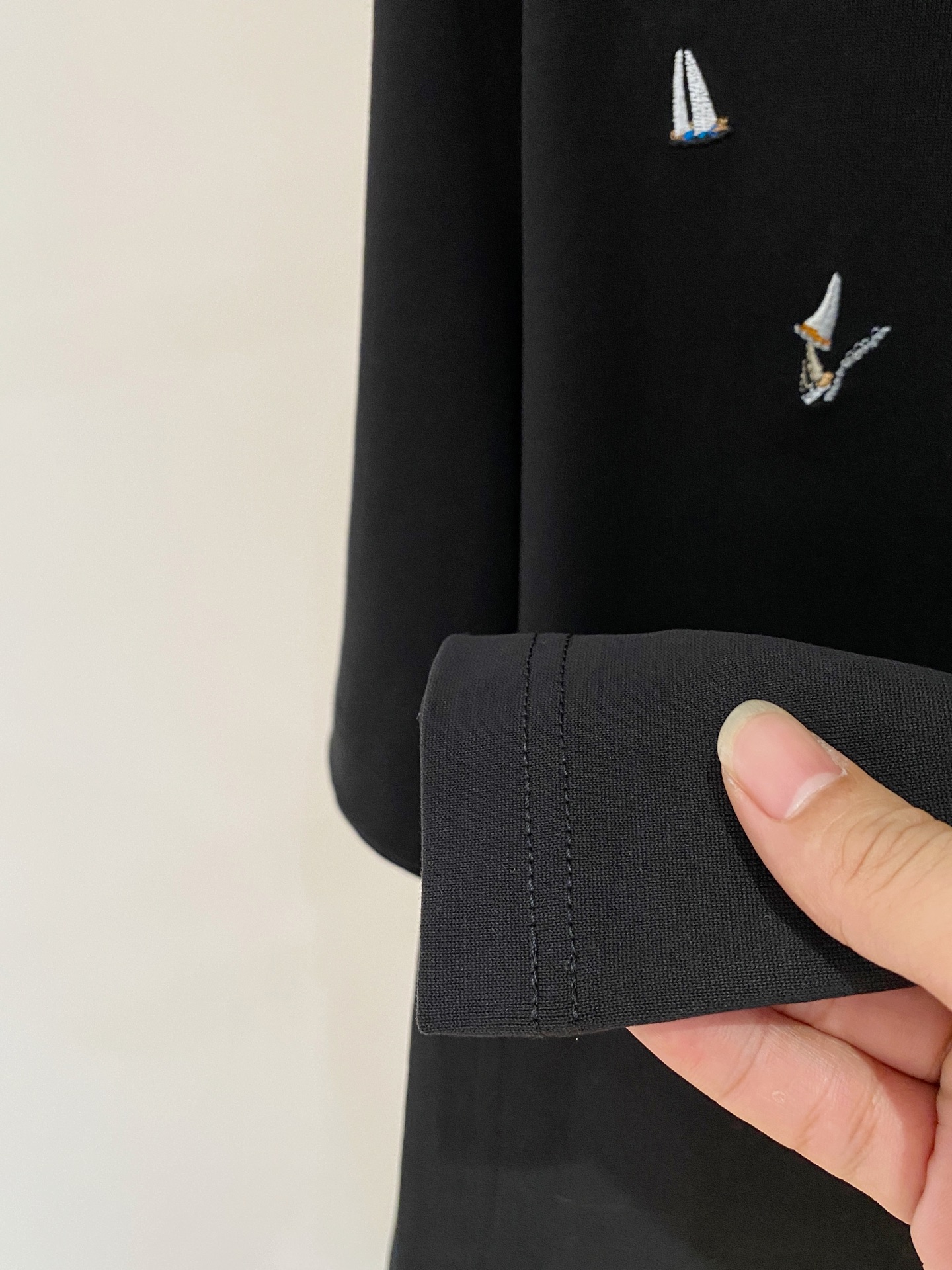  Lv* 2025春夏新款首发专柜最新款短袖圆领T恤 高端订制 设计前卫时尚！品牌logo重工艺设计 高