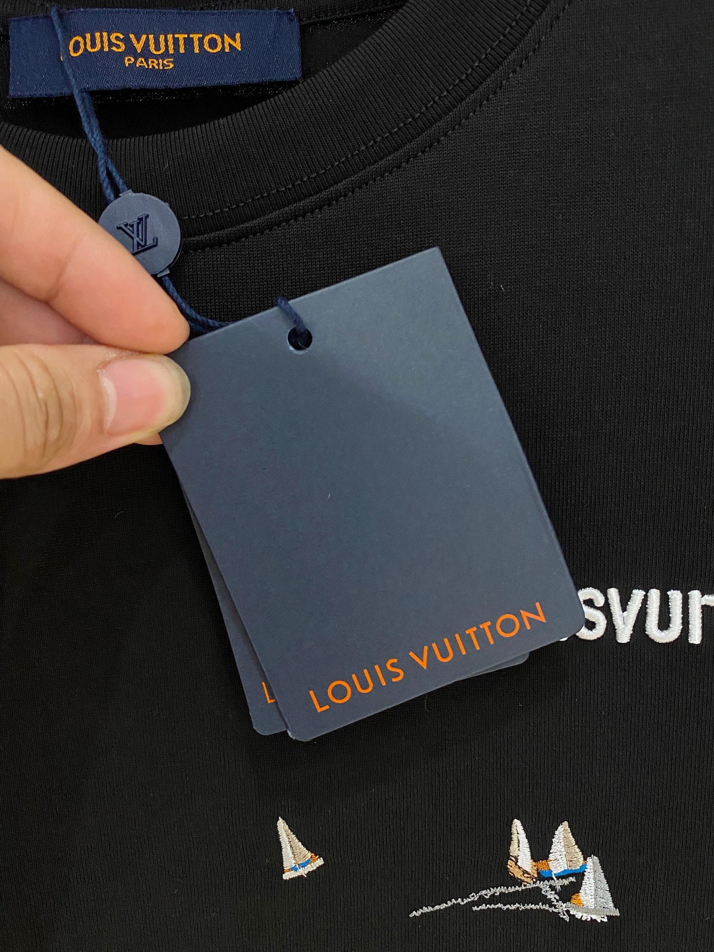  Lv* 2025春夏新款首发专柜最新款短袖圆领T恤 高端订制 设计前卫时尚！品牌logo重工艺设计 高