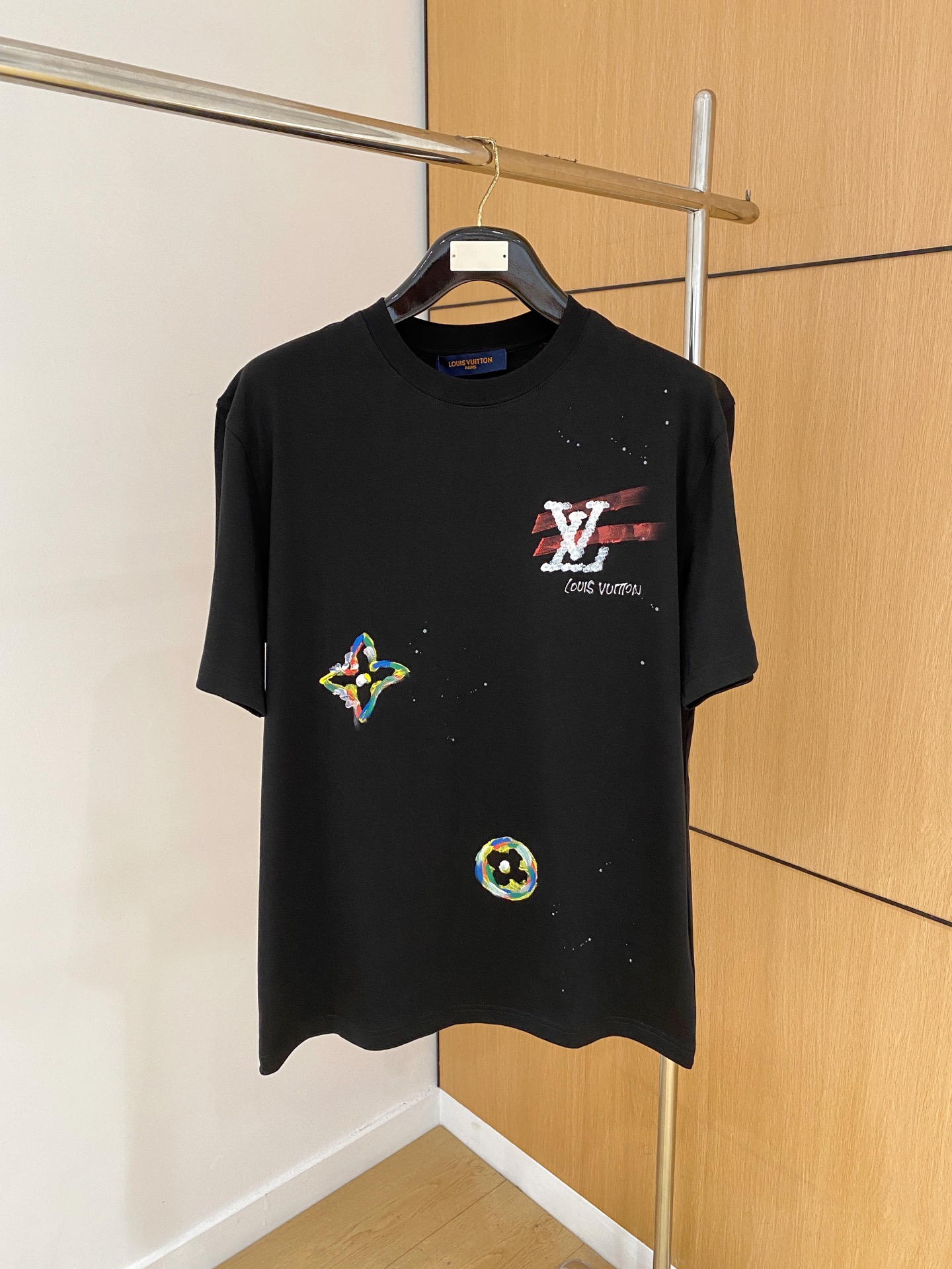  Lv* 2025春夏新款首发专柜最新款短袖圆领T恤 高端订制 设计前卫时尚！品牌logo重工艺设计 高