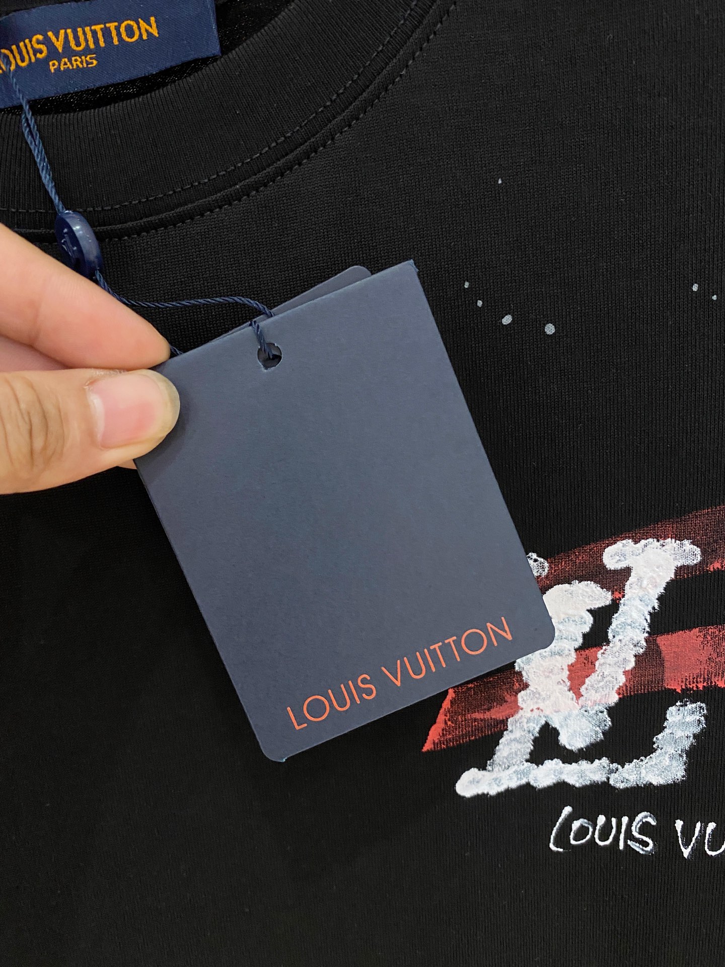  Lv* 2025春夏新款首发专柜最新款短袖圆领T恤 高端订制 设计前卫时尚！品牌logo重工艺设计 高