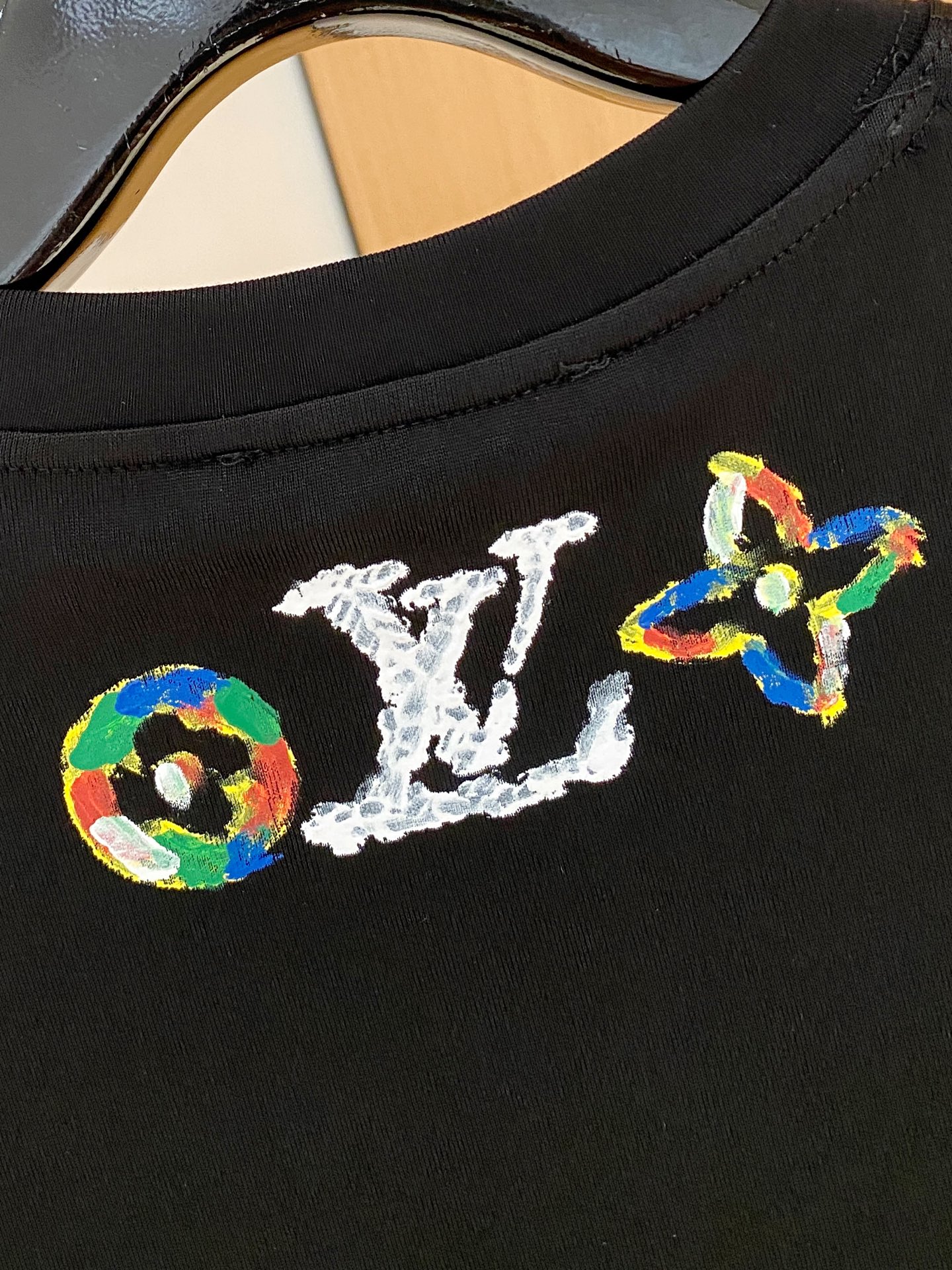  Lv* 2025春夏新款首发专柜最新款短袖圆领T恤 高端订制 设计前卫时尚！品牌logo重工艺设计 高