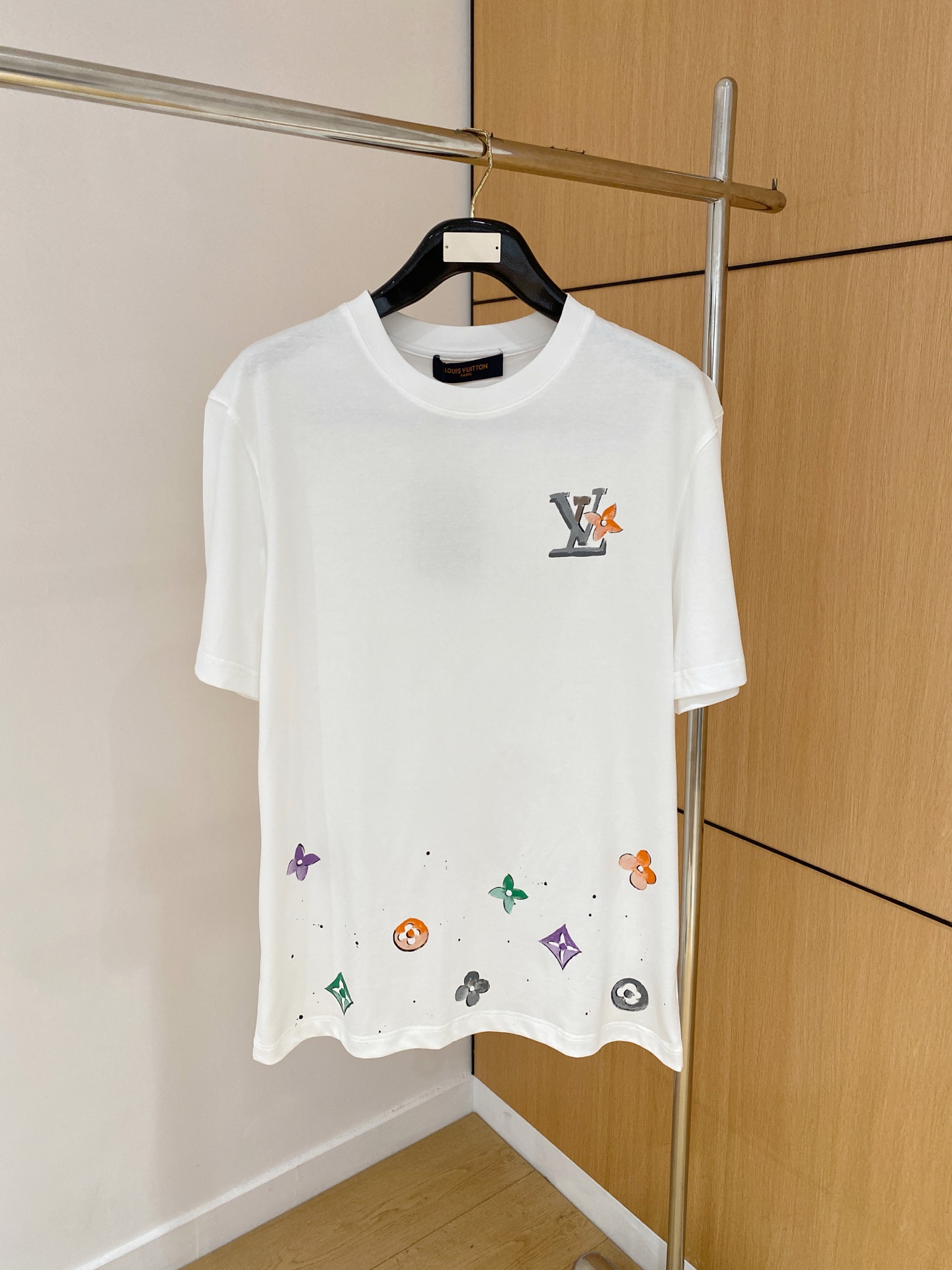  Lv* 2025春夏新款首发专柜最新款短袖圆领T恤 高端订制 设计前卫时尚！品牌logo重工艺设计 高