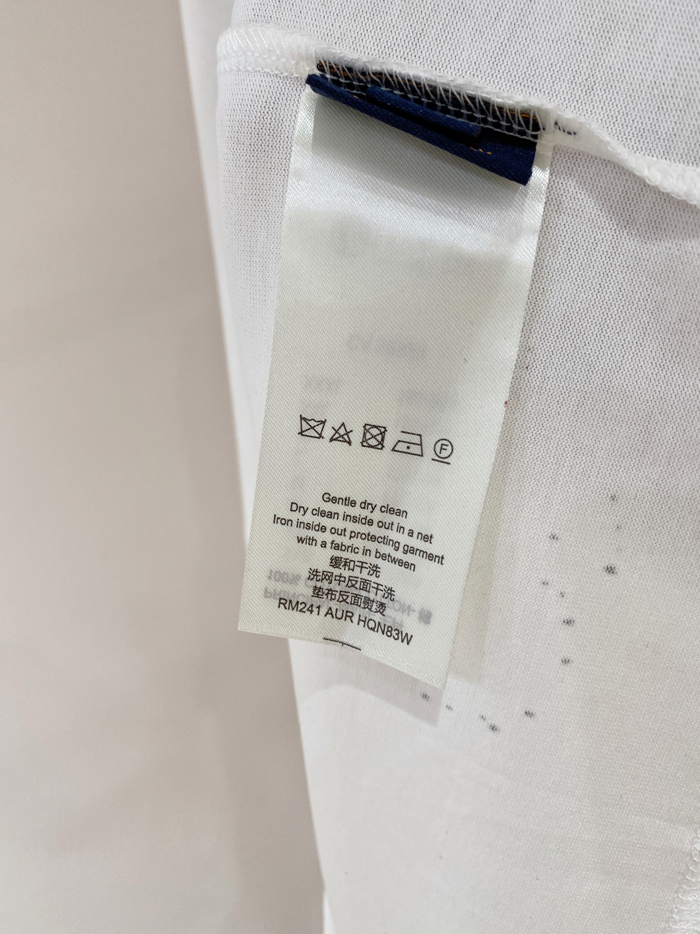 Lv* 2025春夏新款首发专柜最新款短袖圆领T恤 高端订制 设计前卫时尚！品牌logo重工艺设计 高