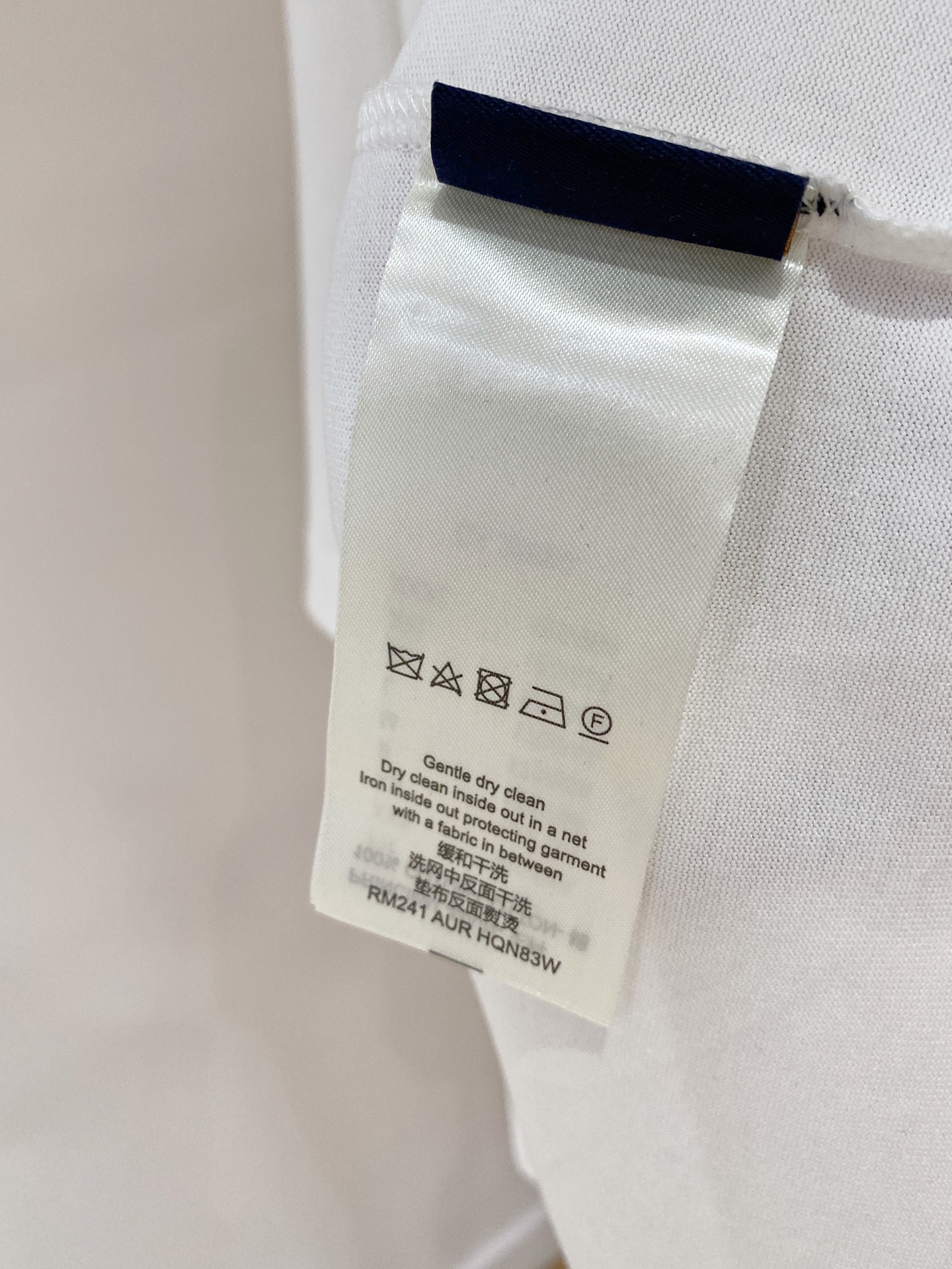  Lv* 2025春夏新款首发专柜最新款短袖圆领T恤 高端订制 设计前卫时尚！品牌logo重工艺设计 高