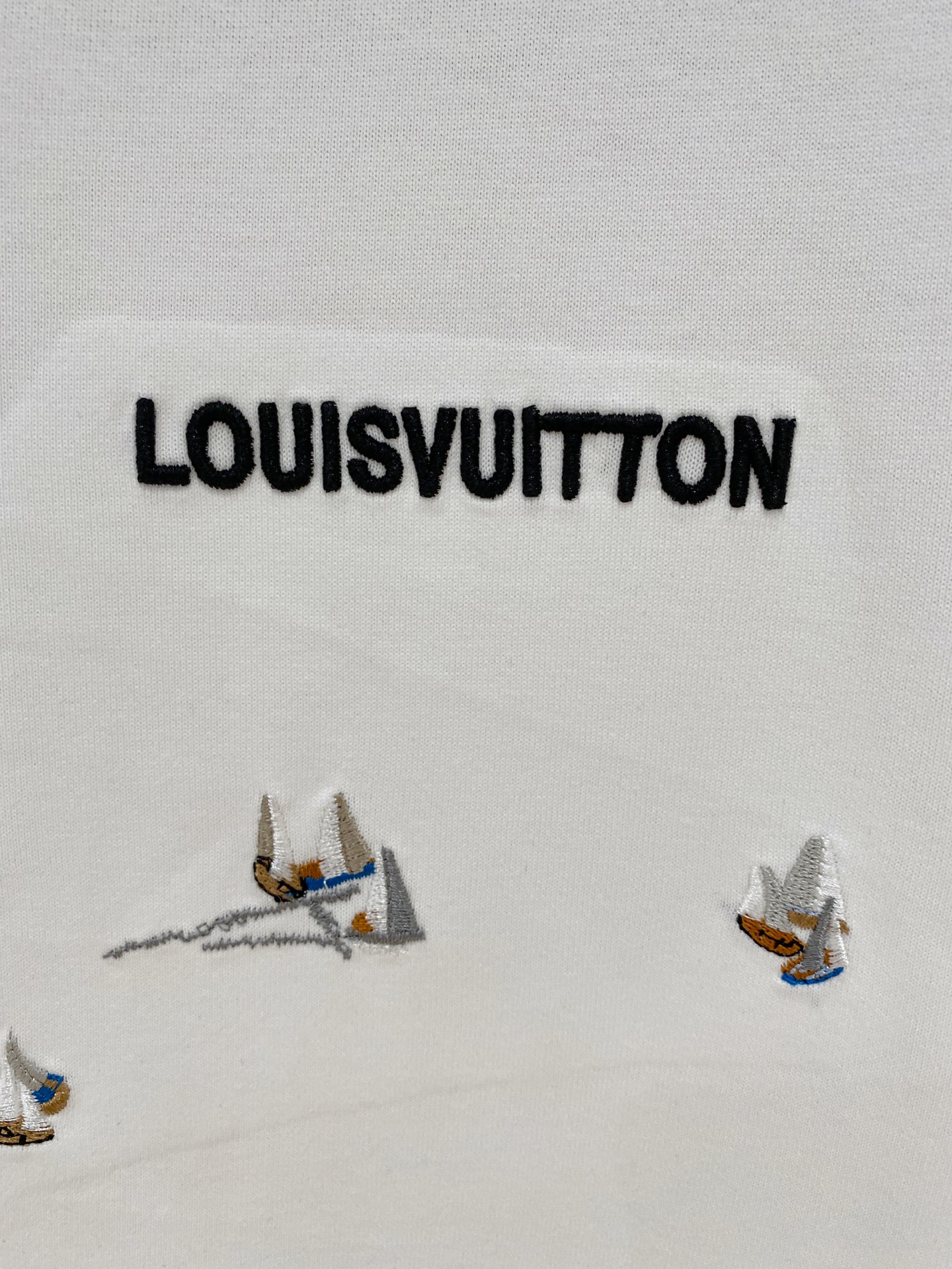  Lv* 2025春夏新款首发专柜最新款短袖圆领T恤 高端订制 设计前卫时尚！品牌logo重工艺设计 高