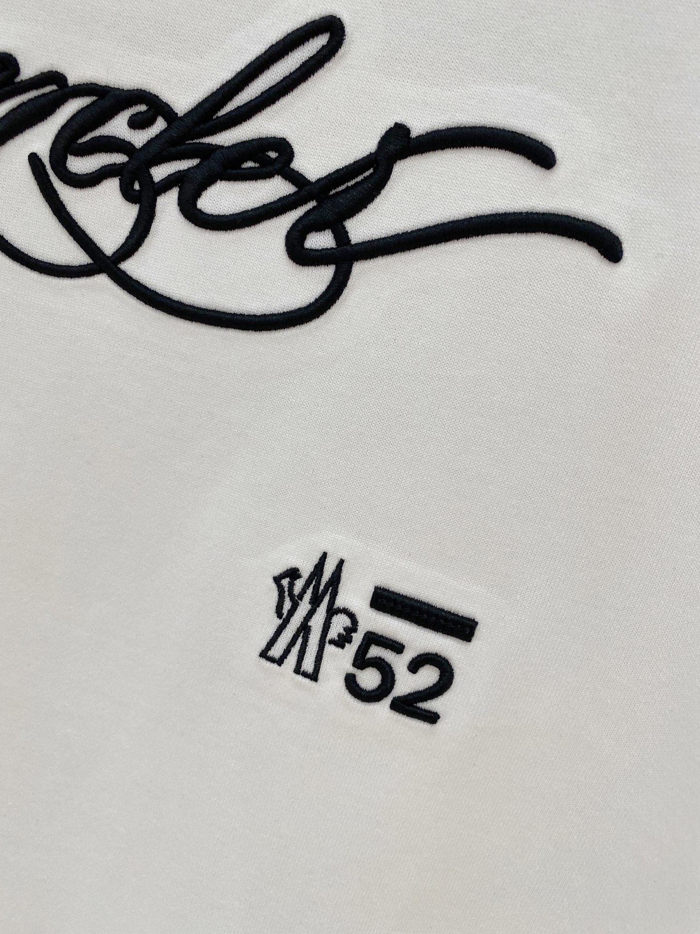  蒙口*2025春夏新款首发专柜最新款短袖圆领T恤 高端订制 设计前卫时尚！品牌logo重工艺设计 高端