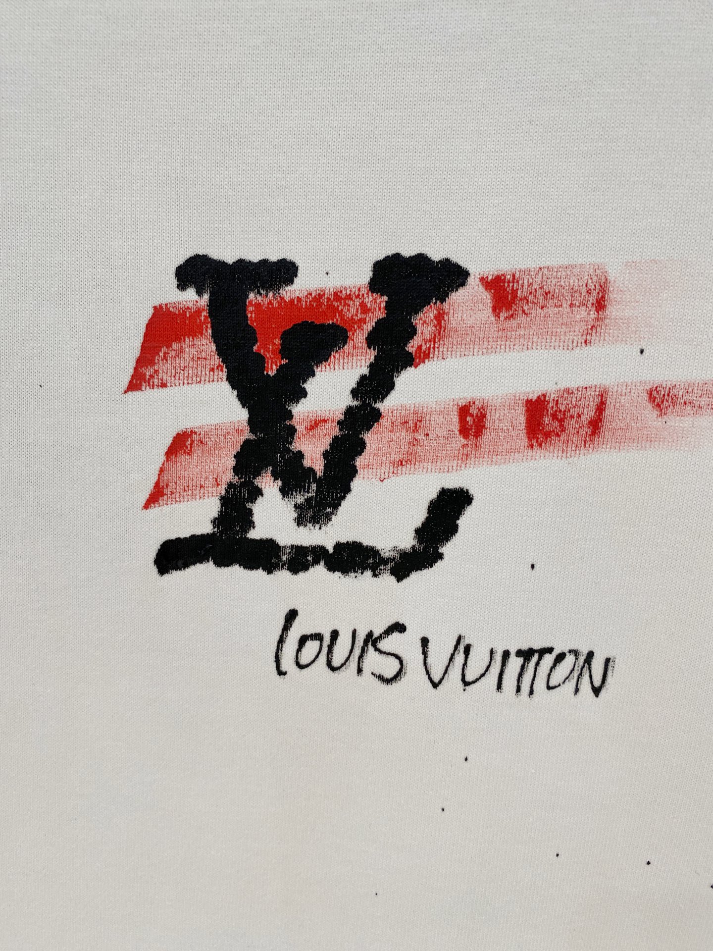  Lv* 2025春夏新款首发专柜最新款短袖圆领T恤 高端订制 设计前卫时尚！品牌logo重工艺设计 高