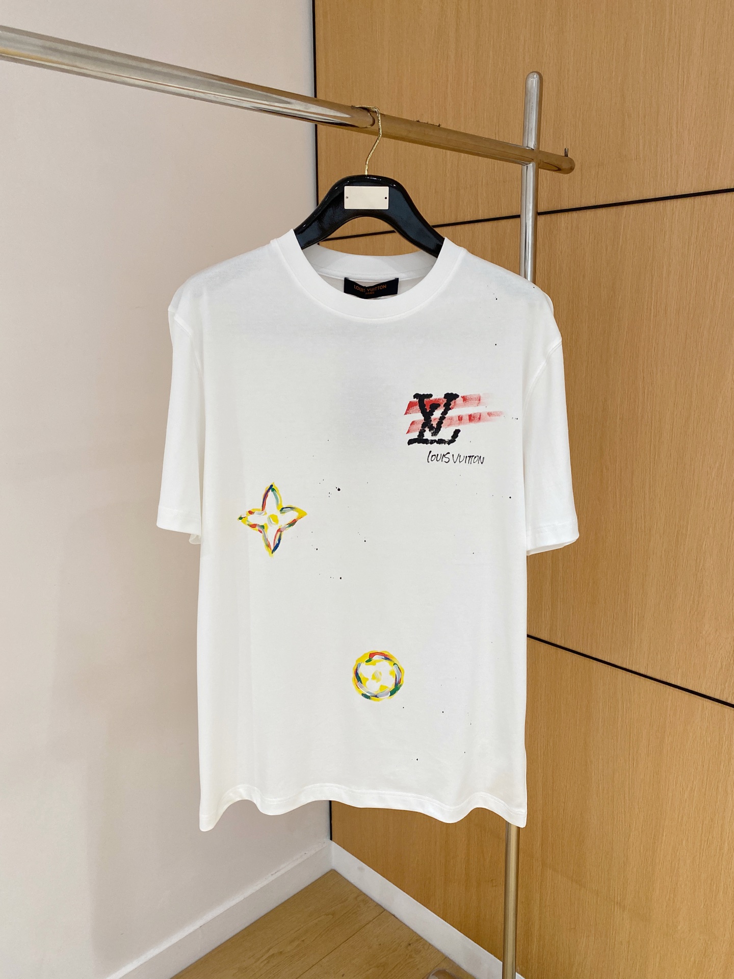  Lv* 2025春夏新款首发专柜最新款短袖圆领T恤 高端订制 设计前卫时尚！品牌logo重工艺设计 高