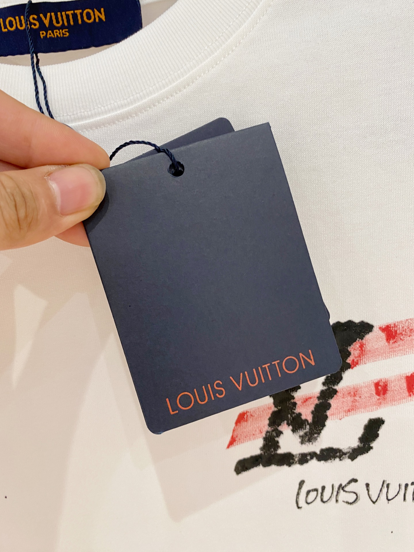  Lv* 2025春夏新款首发专柜最新款短袖圆领T恤 高端订制 设计前卫时尚！品牌logo重工艺设计 高