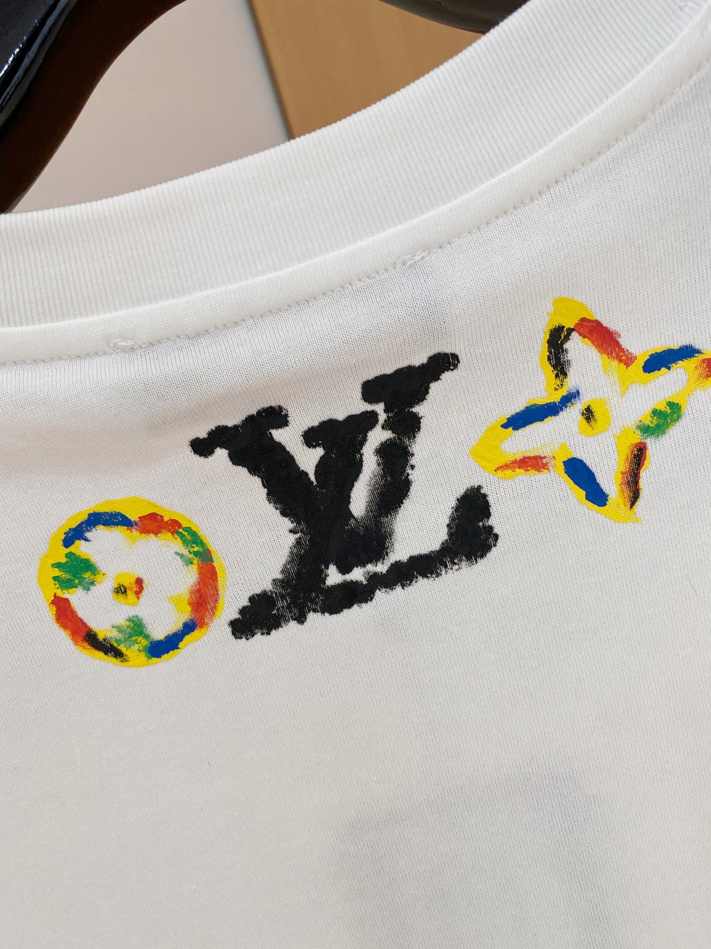  Lv* 2025春夏新款首发专柜最新款短袖圆领T恤 高端订制 设计前卫时尚！品牌logo重工艺设计 高