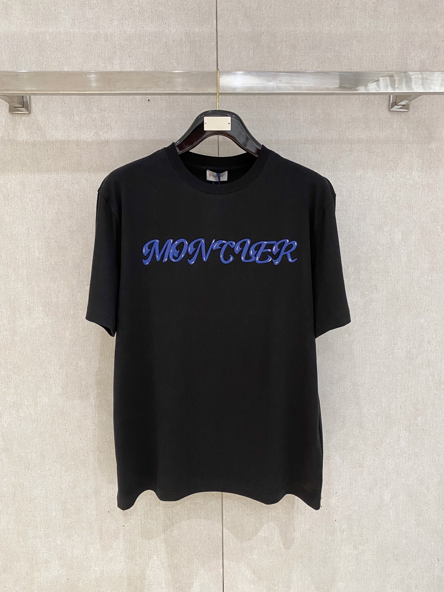 NO:490576,The main recommendation is the new spring and summer new style of the first counter, the latest short-sleeved round-neck T-shirt, high-end customization, avant-garde and fashionable design!  Brand logo heavy craft design, high-end customized mercerated long cotton fabric, soft feel, comfortable to wear, exquisite counter-level car line, fine workmanship, invincible and handsome upper body effect!  A must-have item for handsome men!  Color black white Number M-3XL, Moncler, T-shirt,tees, t-shirt,alexander wang19860909主推蒙口 春夏新款首发专柜最新款短袖圆领T恤 高端订制 设计前卫时尚！品牌logo重工艺设计 高端定制丝光长绒棉面料.手感柔软.穿着舒适.专柜级别精致车线.做工精细.上身效果无敌帅气！型男必备单品！ 颜色黑色 白色 码数M-3XL,,Moncler,T-shirt,tees，t-shirt,alexander wang,Men's clothing