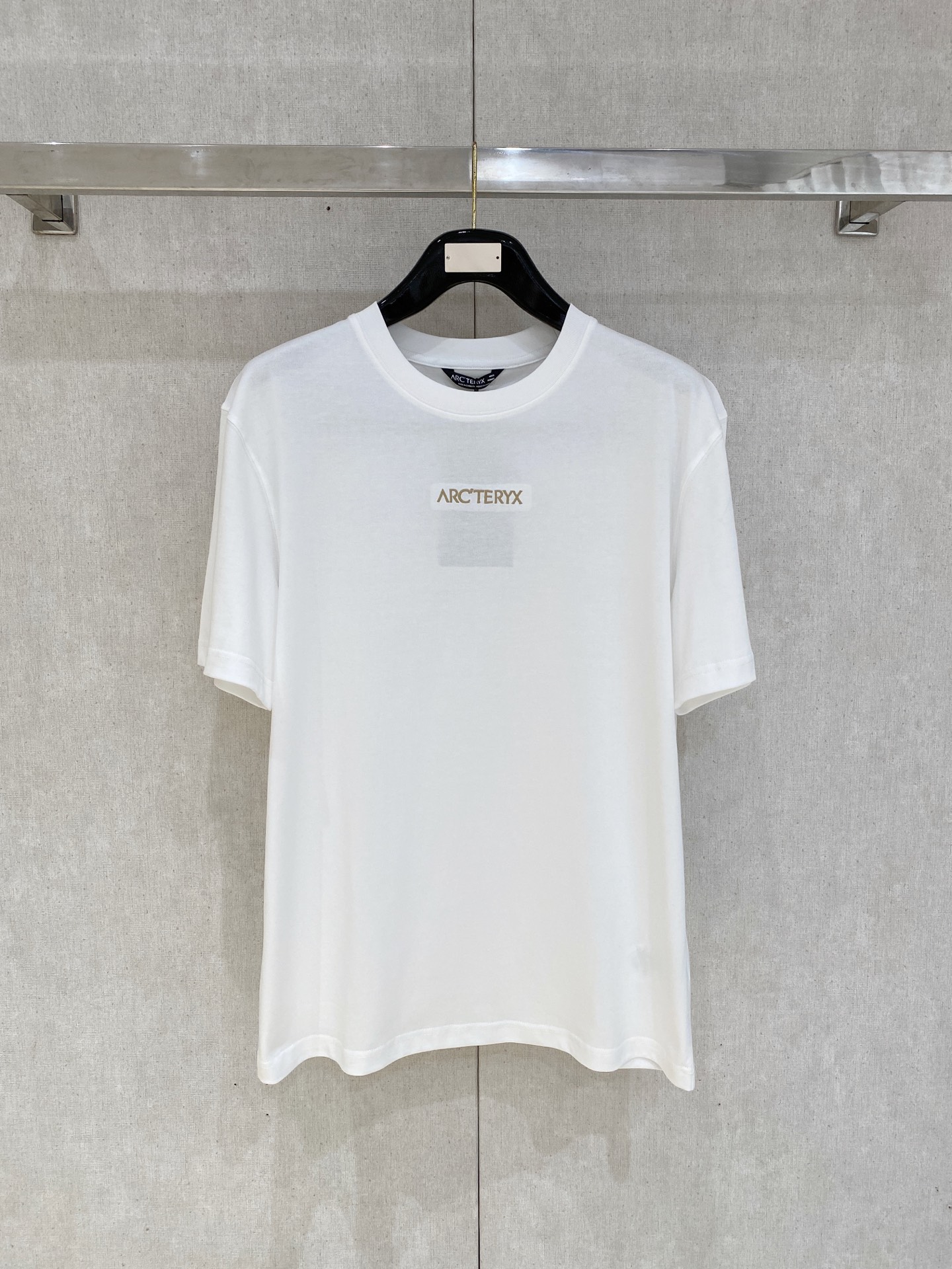 NO:490567,The main promotional bird* new spring and summer style first-time counter latest short-sleeved round-neck T-shirt, high-end customization, avant-garde and fashionable design!  Brand logo heavy craft design, high-end customized mercerated long cotton fabric, soft feel, comfortable to wear, exquisite counter-level car line, fine workmanship, invincible and handsome upper body effect!  A must-have item for handsome men!  Color black white Number M-3XL, T-shirt,tees,t-shirt,alexander wang19860909主推鸟*春夏新款首发专柜最新款短袖圆领T恤 高端订制 设计前卫时尚！品牌logo重工艺设计 高端定制丝光长绒棉面料.手感柔软.穿着舒适.专柜级别精致车线.做工精细.上身效果无敌帅气！型男必备单品！ 颜色黑色 白色 码数M-3XL,,T-shirt,tees，t-shirt,alexander wang,Men's clothing