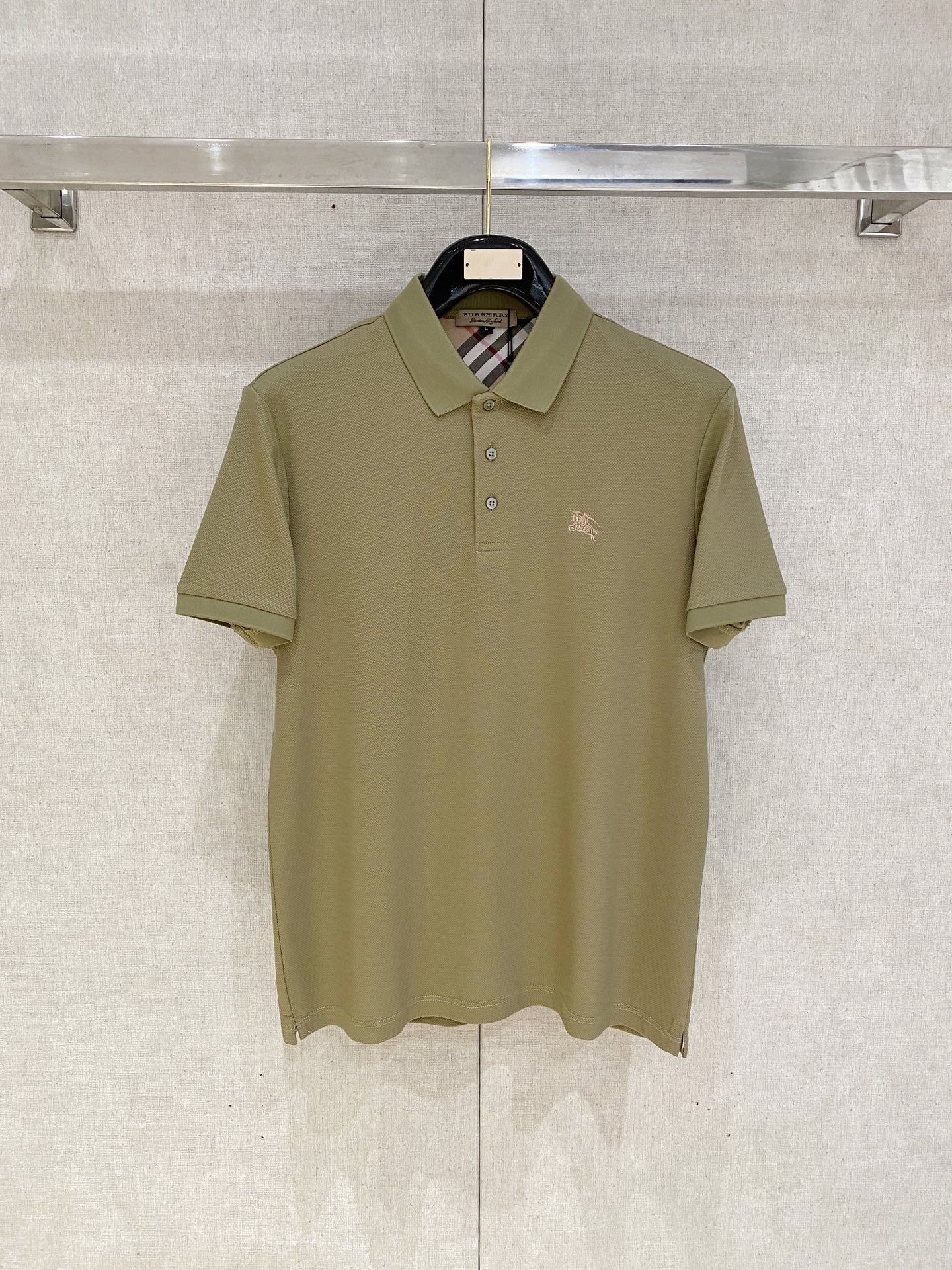 NO:760516,New product launch Burberry 2026ss summer new letter logo men's lapel Polo shirt!  Classic business men's style, the ceiling-level business men's style of high-end men's clothing!  Simple and fashionable yet elegant, it looks great when worn alone, and quality control/details control can be taken away with your eyes closed. It is low-key, luxurious and connotative!  The custom-woven mesh pique cotton fabric supplied by the customer is carefully made. The mesh texture is evenly arranged on the surface of the fabric. It has excellent breathability and heat dissipation and perspiration. The upper body comfort is completely better than ordinary single-sided jersey tissue!  The classic brand LOGO on the chest is made with top-notch craftsmanship. The LOGO is three-dimensional, clear and full, and has extraordinary texture. Whether it is worn as an inner layer or worn alone, it is a classic product!  The exquisite tailoring process, every detail is handled very standard and delicately, which cannot be compared with other low-end products on the market. It is a must-have basic and versatile Polo shirt for men!  Various colors, sizes M-4xl.,,burberry,19860909新品上市 巴宝莉 2026ss夏季新款字母logo男士翻领Polo衫！经典商务男款,高端男装的天花板级别的商务男款！简约时尚大气不失优雅,单穿内搭体面过人,品质控/细节控的闭眼带走,低调又奢华有内涵！ 客供定织网眼珠地棉布精心制成,面料表面排列均匀整齐的网眼纹理,透气性和散热排汗性极佳,上身舒适程度完全优于普通单面汗布组织！胸前经典的品牌LOGO标识,采用顶级工艺打造,LOGO立体清晰饱满,质感非凡的特质,无论是内搭还是单穿都是一款经典领域的产品！精妙绝伦的裁剪工艺,每一个细节处理的非常标准细腻,非市面一般LOW货可以媲美的,男士必入基础百搭款Polo衫推荐！ 颜色多颜色 尺码M-4xl.,,burberry,,Men's clothing