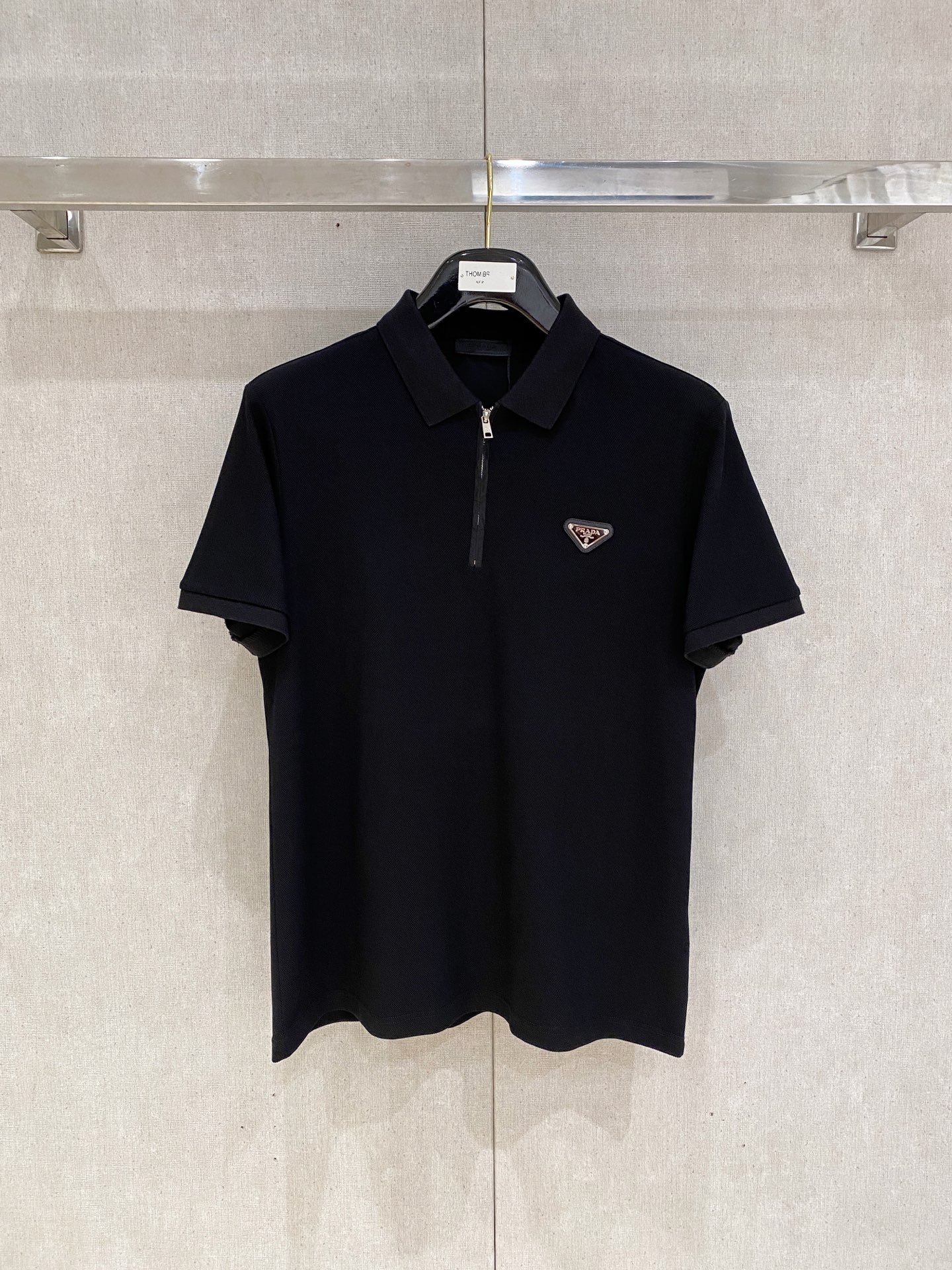 NO:466498,New product launches Prada ss summer new letter logo men's lapel Polo shirt!  Classic business men's style, high-end men's style at the ceiling level of business men's style!  Simple, fashionable and elegant, single-wearing inner wear is decent, quality control/detail control takes away, low-key, luxurious and connotative!  Customer-supplied fixed mesh flooring cotton cloth is carefully made, the surface of the fabric is evenly arranged and neatly arranged, with excellent breathability and heat dissipation and sweat resistance, and the comfort level of the upper body is completely better than that of ordinary single-sided sweat cloth tissue!  The classic brand LOGO logo on the chest is created with top-level craftsmanship. The LOGO has three-dimensional, clear and full texture, and is an extraordinary product in the classic field whether it is inner wear or single wear!  The exquisite cutting process, the processing of every detail is very standard and delicate, and it is comparable to that of ordinary LOW products on the market. Men must enter the basic versatile Polo shirts!  Multi-color Size M-4xl.,,prada,alexander wang19860909新品上市 普拉达 ss夏季新款字母logo男士翻领Polo衫！经典商务男款,高端男装的天花板级别的商务男款！简约时尚大气不失优雅,单穿内搭体面过人,品质控/细节控的闭眼带走,低调又奢华有内涵！ 客供定织网眼珠地棉布精心制成,面料表面排列均匀整齐的网眼纹理,透气性和散热排汗性极佳,上身舒适程度完全优于普通单面汗布组织！胸前经典的品牌LOGO标识,采用顶级工艺打造,LOGO立体清晰饱满,质感非凡的特质,无论是内搭还是单穿都是一款经典领域的产品！精妙绝伦的裁剪工艺,每一个细节处理的非常标准细腻,非市面一般LOW货可以媲美的,男士必入基础百搭款Polo衫推荐！ 颜色多颜色 尺码M-4xl.,,prada,alexander wang,Men's clothing