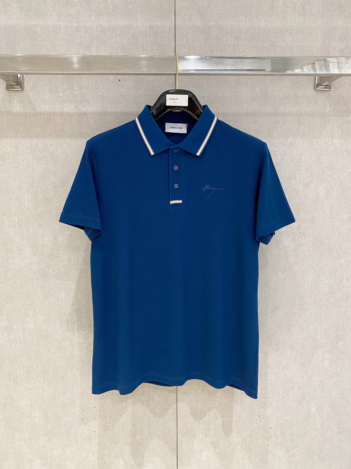 NO:466504,New product launches Ferragamo ss summer new letter logo men's lapel Polo shirt!  Classic business men's style, high-end men's style at the ceiling level of business men's style!  Simple, fashionable and elegant, single-wearing inner wear is decent, quality control/detail control takes away, low-key, luxurious and connotative!  Customer-supplied fixed mesh flooring cotton cloth is carefully made, the surface of the fabric is evenly arranged and neatly arranged, with excellent breathability and heat dissipation and sweat resistance, and the comfort level of the upper body is completely better than that of ordinary single-sided sweat cloth tissue!  The classic brand LOGO logo on the chest is created with top-level craftsmanship. The LOGO has three-dimensional, clear and full texture, and is an extraordinary product in the classic field whether it is inner wear or single wear!  The exquisite cutting process, the processing of every detail is very standard and delicate, and it is comparable to that of ordinary LOW products on the market. Men must enter the basic versatile Polo shirts!  Multi-color Size M-4xl., ferragamo, alexander wang19860909新品上市 菲拉格慕 ss夏季新款字母logo男士翻领Polo衫！经典商务男款,高端男装的天花板级别的商务男款！简约时尚大气不失优雅,单穿内搭体面过人,品质控/细节控的闭眼带走,低调又奢华有内涵！ 客供定织网眼珠地棉布精心制成,面料表面排列均匀整齐的网眼纹理,透气性和散热排汗性极佳,上身舒适程度完全优于普通单面汗布组织！胸前经典的品牌LOGO标识,采用顶级工艺打造,LOGO立体清晰饱满,质感非凡的特质,无论是内搭还是单穿都是一款经典领域的产品！精妙绝伦的裁剪工艺,每一个细节处理的非常标准细腻,非市面一般LOW货可以媲美的,男士必入基础百搭款Polo衫推荐！ 颜色多颜色 尺码M-4xl.,,ferragamo,alexander wang,Men's clothing