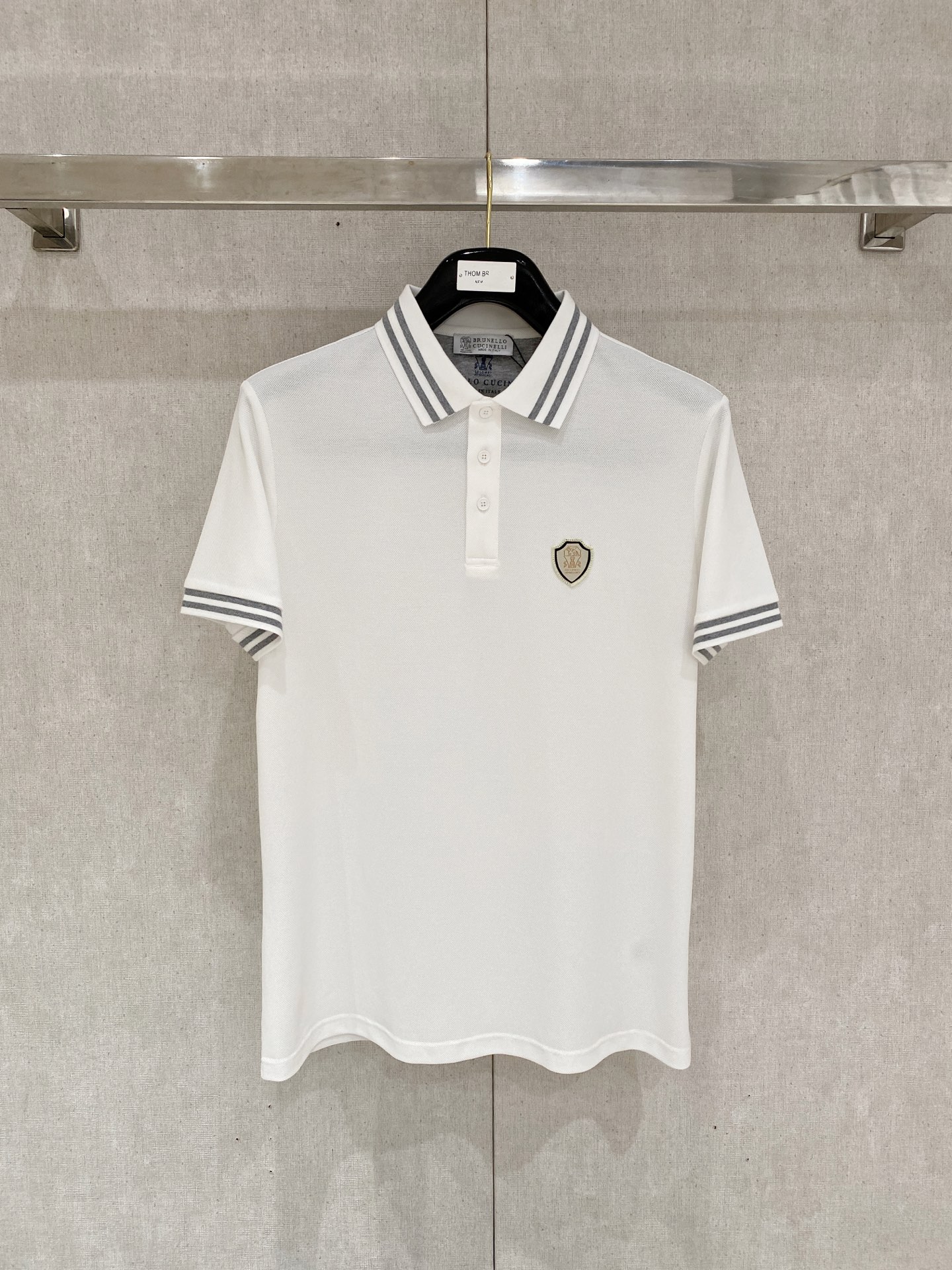 NO:466538,New products are available for sale BC ss summer new letter logo men's lapel Polo shirt!  Classic business men's style, high-end men's style at the ceiling level of business men's style!  Simple, fashionable and elegant, single-wearing inner wear is decent, quality control/detail control takes away, low-key, luxurious and connotative!  Customer-supplied fixed mesh flooring cotton cloth is carefully made, the surface of the fabric is evenly arranged and neatly arranged, with excellent breathability and heat dissipation and sweat resistance, and the comfort level of the upper body is completely better than that of ordinary single-sided sweat cloth tissue!  The classic brand LOGO logo on the chest is created with top-level craftsmanship. The LOGO has three-dimensional, clear and full texture, and is an extraordinary product in the classic field whether it is inner wear or single wear!  The exquisite cutting process, the processing of every detail is very standard and delicate, and it is comparable to that of ordinary LOW products on the market. Men must enter the basic versatile Polo shirts!  Multi-color Size M-4xl.,alexander wang19860909新品上市 bc ss夏季新款字母logo男士翻领Polo衫！经典商务男款,高端男装的天花板级别的商务男款！简约时尚大气不失优雅,单穿内搭体面过人,品质控/细节控的闭眼带走,低调又奢华有内涵！ 客供定织网眼珠地棉布精心制成,面料表面排列均匀整齐的网眼纹理,透气性和散热排汗性极佳,上身舒适程度完全优于普通单面汗布组织！胸前经典的品牌LOGO标识,采用顶级工艺打造,LOGO立体清晰饱满,质感非凡的特质,无论是内搭还是单穿都是一款经典领域的产品！精妙绝伦的裁剪工艺,每一个细节处理的非常标准细腻,非市面一般LOW货可以媲美的,男士必入基础百搭款Polo衫推荐！ 颜色多颜色 尺码M-4xl.,,alexander wang,Men's clothing