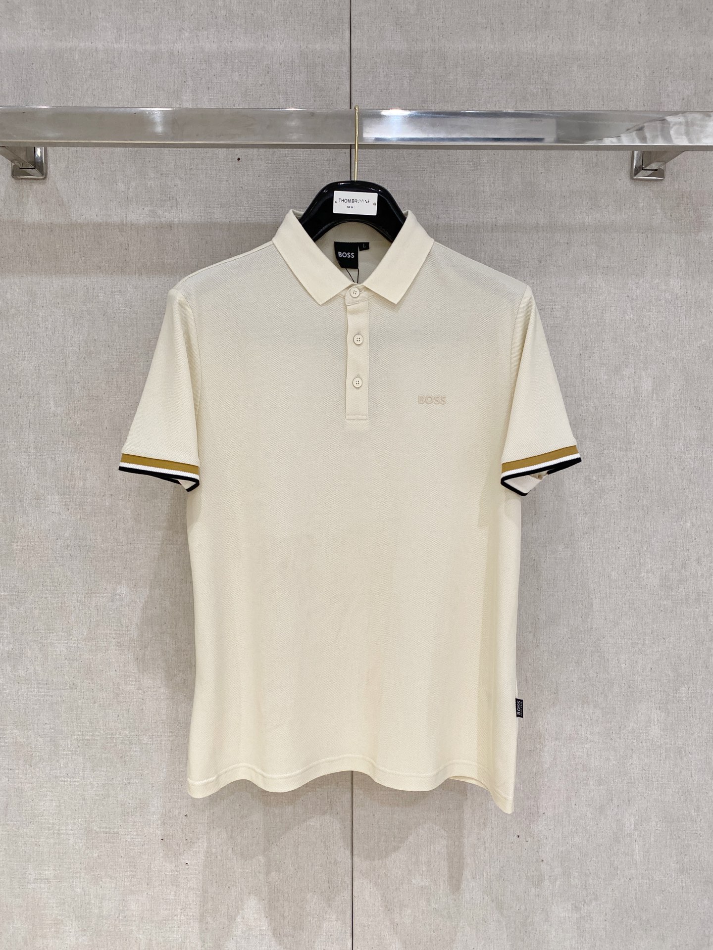 NO:466546,New product launch boss ss summer new letter logo men's lapel Polo shirt!  Classic business men's style, high-end men's style at the ceiling level of business men's style!  Simple, fashionable and elegant, single-wearing inner wear is decent, quality control/detail control takes away, low-key, luxurious and connotative!  Customer-supplied fixed mesh flooring cotton cloth is carefully made, the surface of the fabric is evenly arranged and neatly arranged, with excellent breathability and heat dissipation and sweat resistance, and the comfort level of the upper body is completely better than that of ordinary single-sided sweat cloth tissue!  The classic brand LOGO logo on the chest is created with top-level craftsmanship. The LOGO has three-dimensional, clear and full texture, and is an extraordinary product in the classic field whether it is inner wear or single wear!  The exquisite cutting process, the processing of every detail is very standard and delicate, and it is comparable to that of ordinary LOW products on the market. Men must enter the basic versatile Polo shirts!  Multi-color Size M-4xl.,alexander wang19860909新品上市 boss ss夏季新款字母logo男士翻领Polo衫！经典商务男款,高端男装的天花板级别的商务男款！简约时尚大气不失优雅,单穿内搭体面过人,品质控/细节控的闭眼带走,低调又奢华有内涵！ 客供定织网眼珠地棉布精心制成,面料表面排列均匀整齐的网眼纹理,透气性和散热排汗性极佳,上身舒适程度完全优于普通单面汗布组织！胸前经典的品牌LOGO标识,采用顶级工艺打造,LOGO立体清晰饱满,质感非凡的特质,无论是内搭还是单穿都是一款经典领域的产品！精妙绝伦的裁剪工艺,每一个细节处理的非常标准细腻,非市面一般LOW货可以媲美的,男士必入基础百搭款Polo衫推荐！ 颜色多颜色 尺码M-4xl.,,alexander wang,Men's clothing