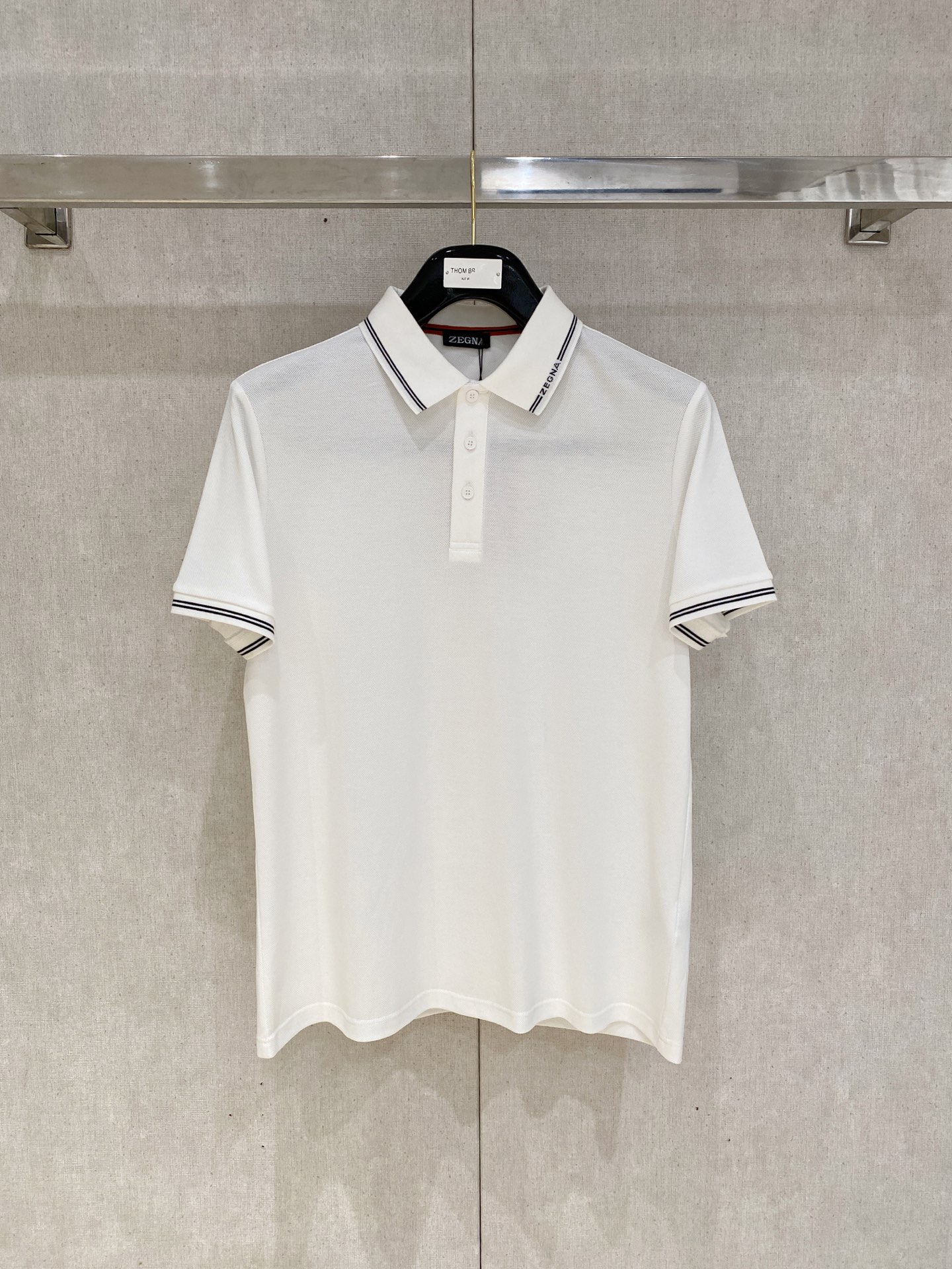 NO:466531,New product launches, Jenia ss summer new letter logo men's lapel Polo shirt!  Classic business men's style, high-end men's style at the ceiling level of business men's style!  Simple, fashionable and elegant, single-wearing inner wear is decent, quality control/detail control takes away, low-key, luxurious and connotative!  Customer-supplied fixed mesh flooring cotton cloth is carefully made, the surface of the fabric is evenly arranged and neatly arranged, with excellent breathability and heat dissipation and sweat resistance, and the comfort level of the upper body is completely better than that of ordinary single-sided sweat cloth tissue!  The classic brand LOGO logo on the chest is created with top-level craftsmanship. The LOGO has three-dimensional, clear and full texture, and is an extraordinary product in the classic field whether it is inner wear or single wear!  The exquisite cutting process, the processing of every detail is very standard and delicate, and it is comparable to that of ordinary LOW products on the market. Men must enter the basic versatile Polo shirts!  Multi-color Size M-4xl., zegna,alexander wang19860909新品上市 杰尼亚 ss夏季新款字母logo男士翻领Polo衫！经典商务男款,高端男装的天花板级别的商务男款！简约时尚大气不失优雅,单穿内搭体面过人,品质控/细节控的闭眼带走,低调又奢华有内涵！ 客供定织网眼珠地棉布精心制成,面料表面排列均匀整齐的网眼纹理,透气性和散热排汗性极佳,上身舒适程度完全优于普通单面汗布组织！胸前经典的品牌LOGO标识,采用顶级工艺打造,LOGO立体清晰饱满,质感非凡的特质,无论是内搭还是单穿都是一款经典领域的产品！精妙绝伦的裁剪工艺,每一个细节处理的非常标准细腻,非市面一般LOW货可以媲美的,男士必入基础百搭款Polo衫推荐！ 颜色多颜色 尺码M-4xl.,,zegna,alexander wang,Men's clothing