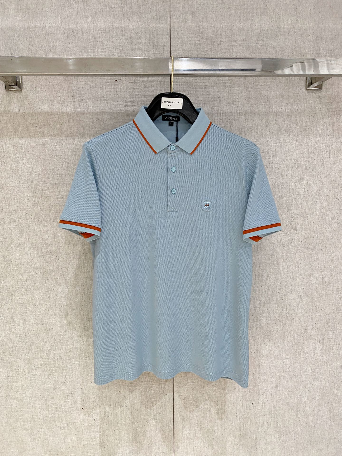 NO:466481,New product launches, Jenia ss summer new letter logo men's lapel Polo shirt!  Classic business men's style, high-end men's style at the ceiling level of business men's style!  Simple, fashionable and elegant, single-wearing inner wear is decent, quality control/detail control takes away, low-key, luxurious and connotative!  Customer-supplied fixed mesh flooring cotton cloth is carefully made, the surface of the fabric is evenly arranged and neatly arranged, with excellent breathability and heat dissipation and sweat resistance, and the comfort level of the upper body is completely better than that of ordinary single-sided sweat cloth tissue!  The classic brand LOGO logo on the chest is created with top-level craftsmanship. The LOGO has three-dimensional, clear and full texture, and is an extraordinary product in the classic field whether it is inner wear or single wear!  The exquisite cutting process, the processing of every detail is very standard and delicate, and it is comparable to that of ordinary LOW products on the market. Men must enter the basic versatile Polo shirts!  Multi-color Size M-4xl., zegna,alexander wang19860909新品上市 杰尼亚 ss夏季新款字母logo男士翻领Polo衫！经典商务男款,高端男装的天花板级别的商务男款！简约时尚大气不失优雅,单穿内搭体面过人,品质控/细节控的闭眼带走,低调又奢华有内涵！ 客供定织网眼珠地棉布精心制成,面料表面排列均匀整齐的网眼纹理,透气性和散热排汗性极佳,上身舒适程度完全优于普通单面汗布组织！胸前经典的品牌LOGO标识,采用顶级工艺打造,LOGO立体清晰饱满,质感非凡的特质,无论是内搭还是单穿都是一款经典领域的产品！精妙绝伦的裁剪工艺,每一个细节处理的非常标准细腻,非市面一般LOW货可以媲美的,男士必入基础百搭款Polo衫推荐！ 颜色多颜色 尺码M-4xl.,,zegna,alexander wang,Men's clothing