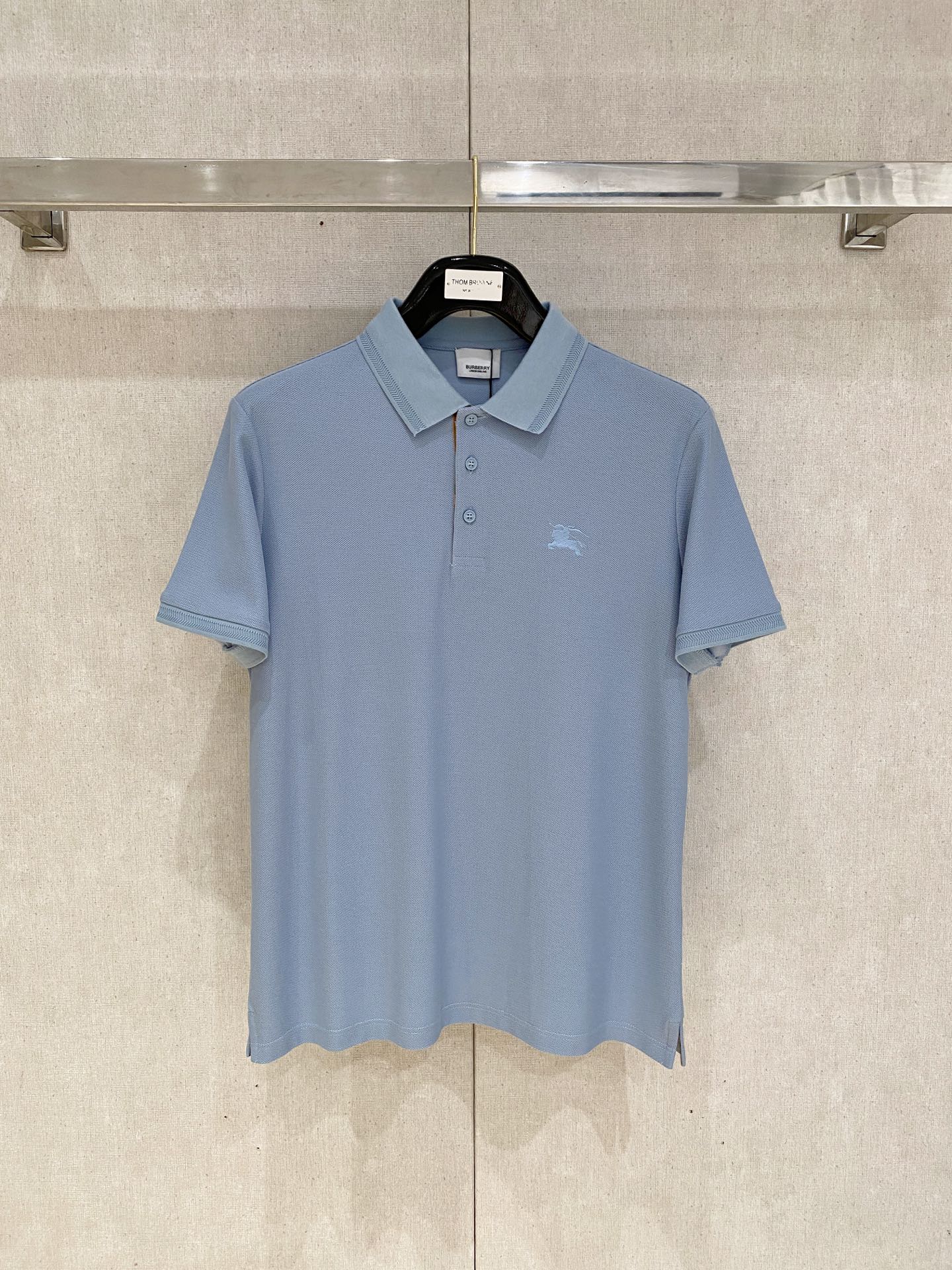 NO:466490,New product launches Burberry SS Summer New Letter Logo Men's Lapel Polo Shirt!  Classic business men's style, high-end men's style at the ceiling level of business men's style!  Simple, fashionable and elegant, single-wearing inner wear is decent, quality control/detail control takes away, low-key, luxurious and connotative!  Customer-supplied fixed mesh flooring cotton cloth is carefully made, the surface of the fabric is evenly arranged and neatly arranged, with excellent breathability and heat dissipation and sweat resistance, and the comfort level of the upper body is completely better than that of ordinary single-sided sweat cloth tissue!  The classic brand LOGO logo on the chest is created with top-level craftsmanship. The LOGO has three-dimensional, clear and full texture, and is an extraordinary product in the classic field whether it is inner wear or single wear!  The exquisite cutting process, the processing of every detail is very standard and delicate, and it is comparable to that of ordinary LOW products on the market. Men must enter the basic versatile Polo shirts!  Multi-color Size M-4xl., burberry, alexander wang19860909新品上市 巴宝莉 ss夏季新款字母logo男士翻领Polo衫！经典商务男款,高端男装的天花板级别的商务男款！简约时尚大气不失优雅,单穿内搭体面过人,品质控/细节控的闭眼带走,低调又奢华有内涵！ 客供定织网眼珠地棉布精心制成,面料表面排列均匀整齐的网眼纹理,透气性和散热排汗性极佳,上身舒适程度完全优于普通单面汗布组织！胸前经典的品牌LOGO标识,采用顶级工艺打造,LOGO立体清晰饱满,质感非凡的特质,无论是内搭还是单穿都是一款经典领域的产品！精妙绝伦的裁剪工艺,每一个细节处理的非常标准细腻,非市面一般LOW货可以媲美的,男士必入基础百搭款Polo衫推荐！ 颜色多颜色 尺码M-4xl.,,burberry,alexander wang,Men's clothing