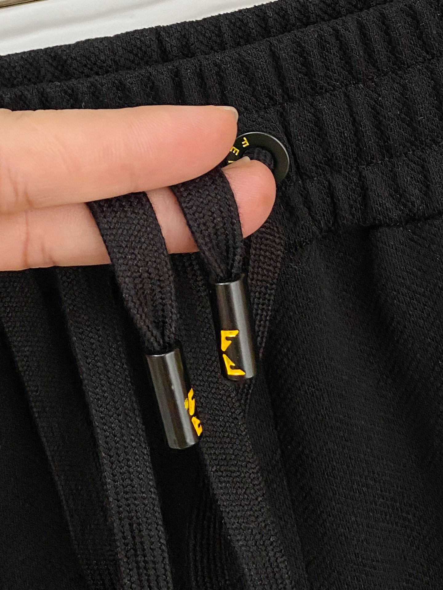 P芬迪2025春夏新款休闲短裤！官网同步发售。定制品牌经典LOGO，定制面料，舒适度极好，手触感强烈。辨