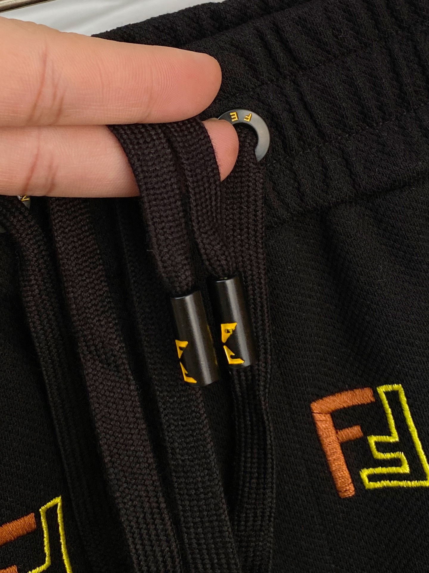 P芬迪2025春夏新款休闲短裤！官网同步发售。定制品牌经典LOGO，定制面料，舒适度极好，手触感强烈。辨