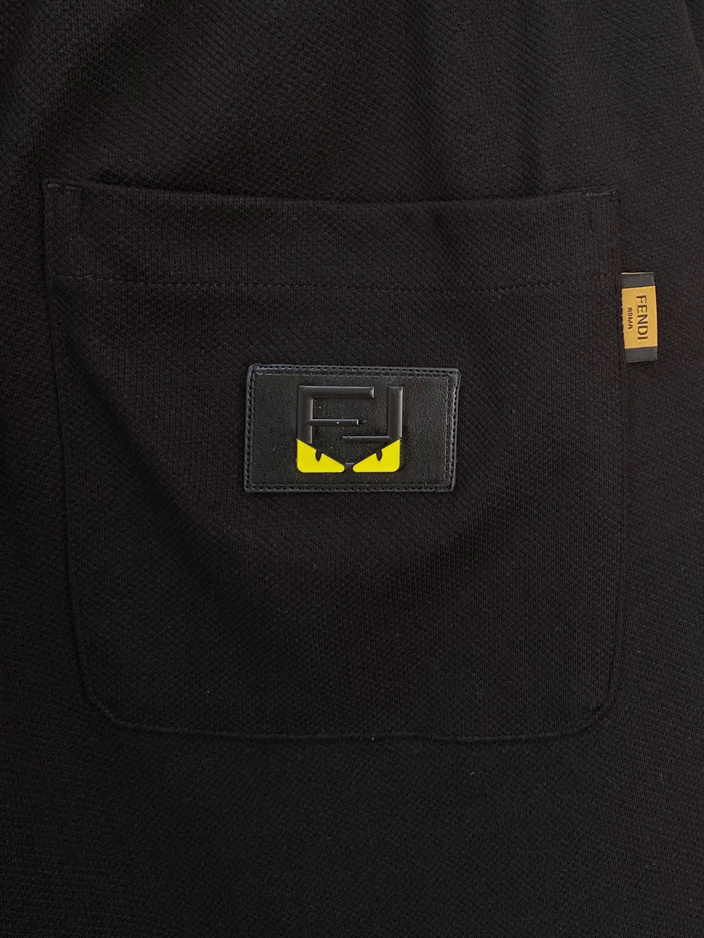 P芬迪2025春夏新款休闲短裤！官网同步发售。定制品牌经典LOGO，定制面料，舒适度极好，手触感强烈。辨