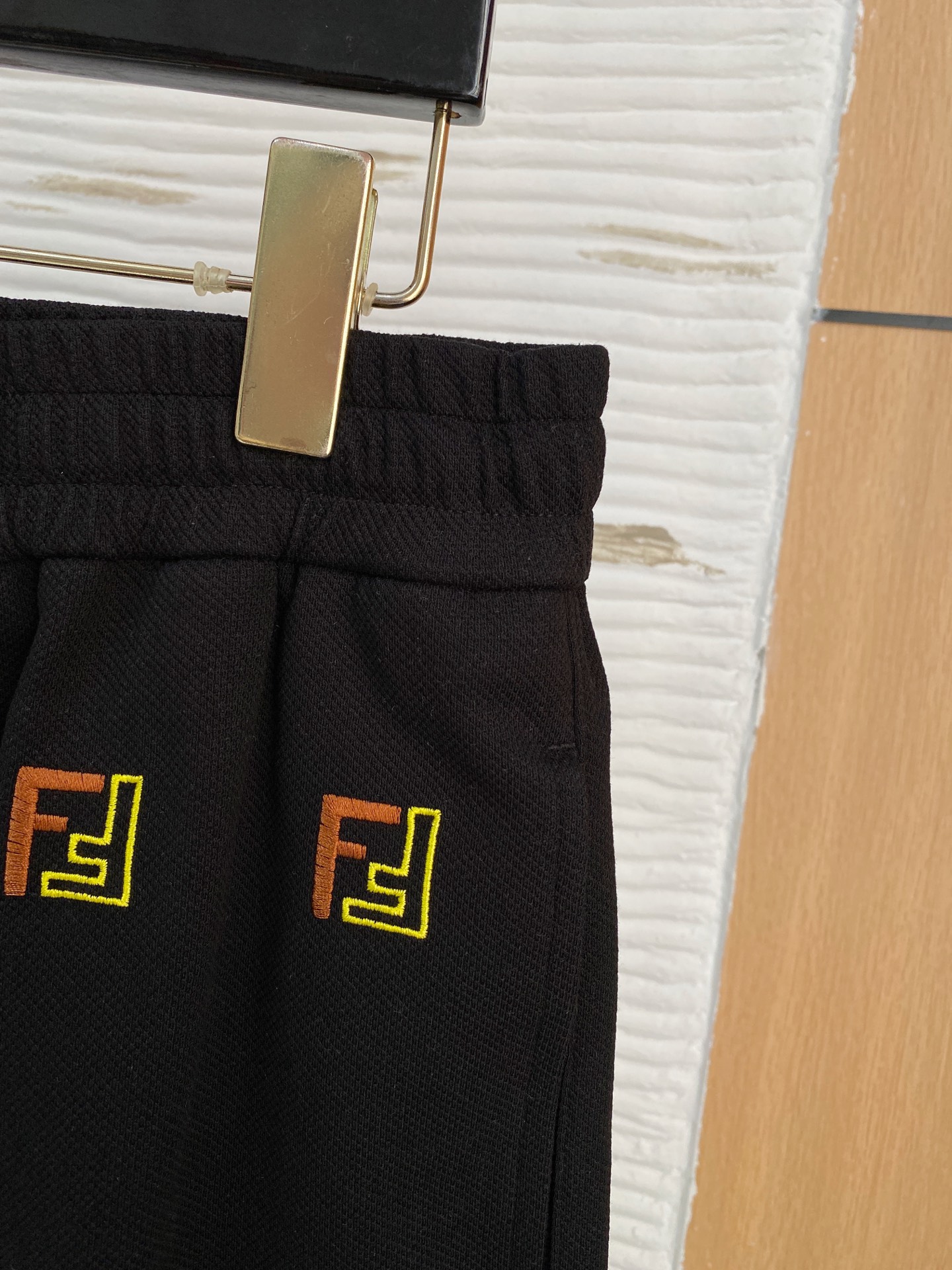 P芬迪2025春夏新款休闲短裤！官网同步发售。定制品牌经典LOGO，定制面料，舒适度极好，手触感强烈。辨