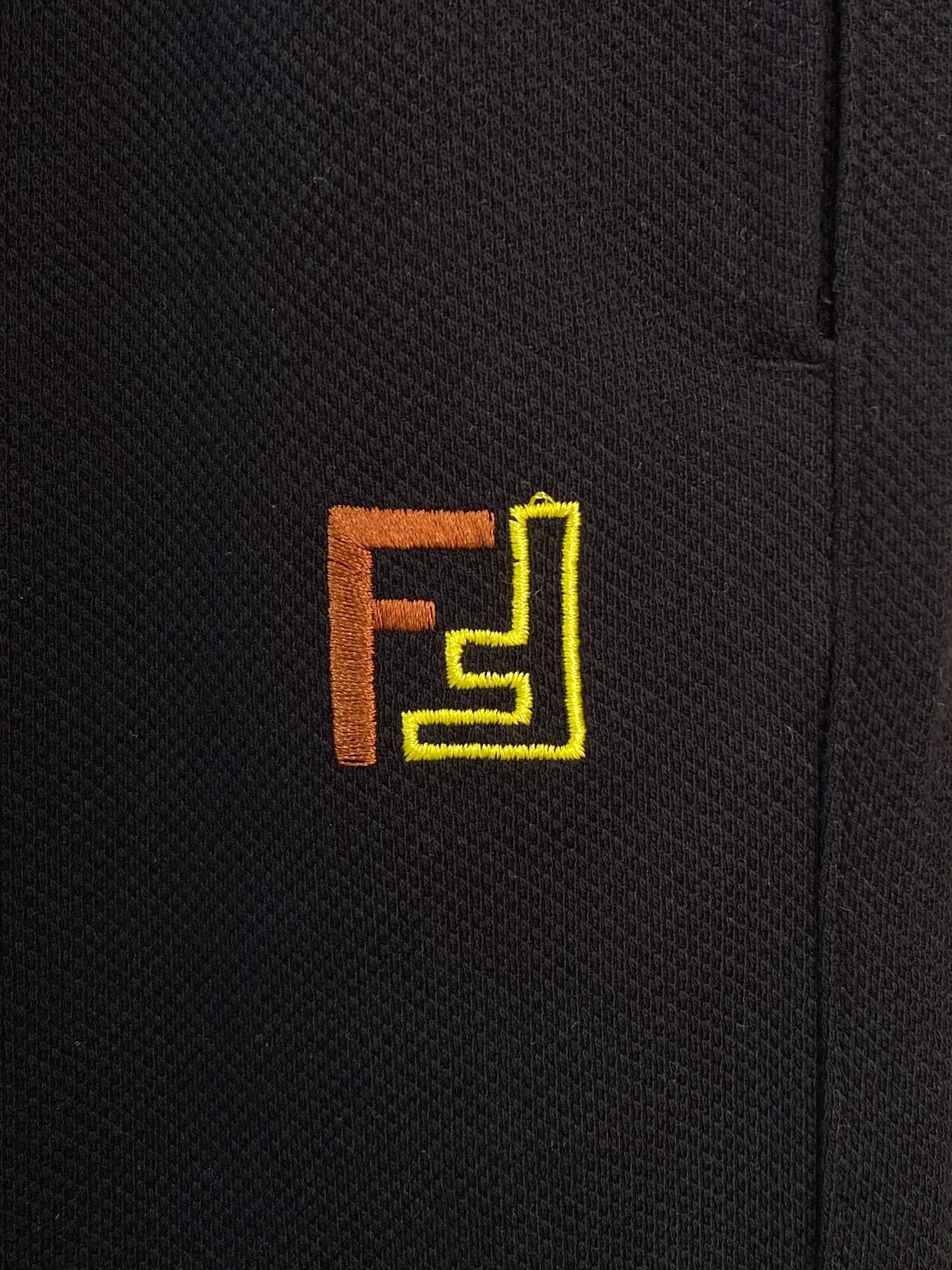P芬迪2025春夏新款休闲短裤！官网同步发售。定制品牌经典LOGO，定制面料，舒适度极好，手触感强烈。辨