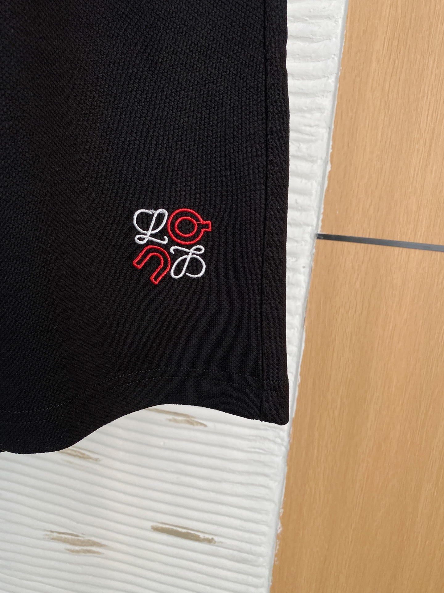 P罗意威2025春夏新款休闲短裤！官网同步发售。定制品牌经典LOGO，定制面料，舒适度极好，手触感强烈。
