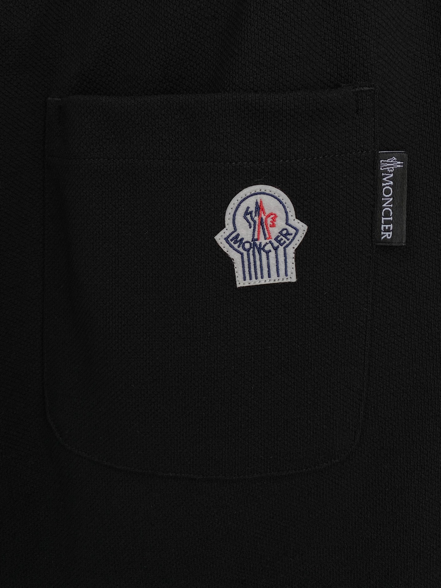P蒙口2025春夏新款休闲短裤！官网同步发售。定制品牌经典LOGO，定制面料，舒适度极好，手触感强烈。辨